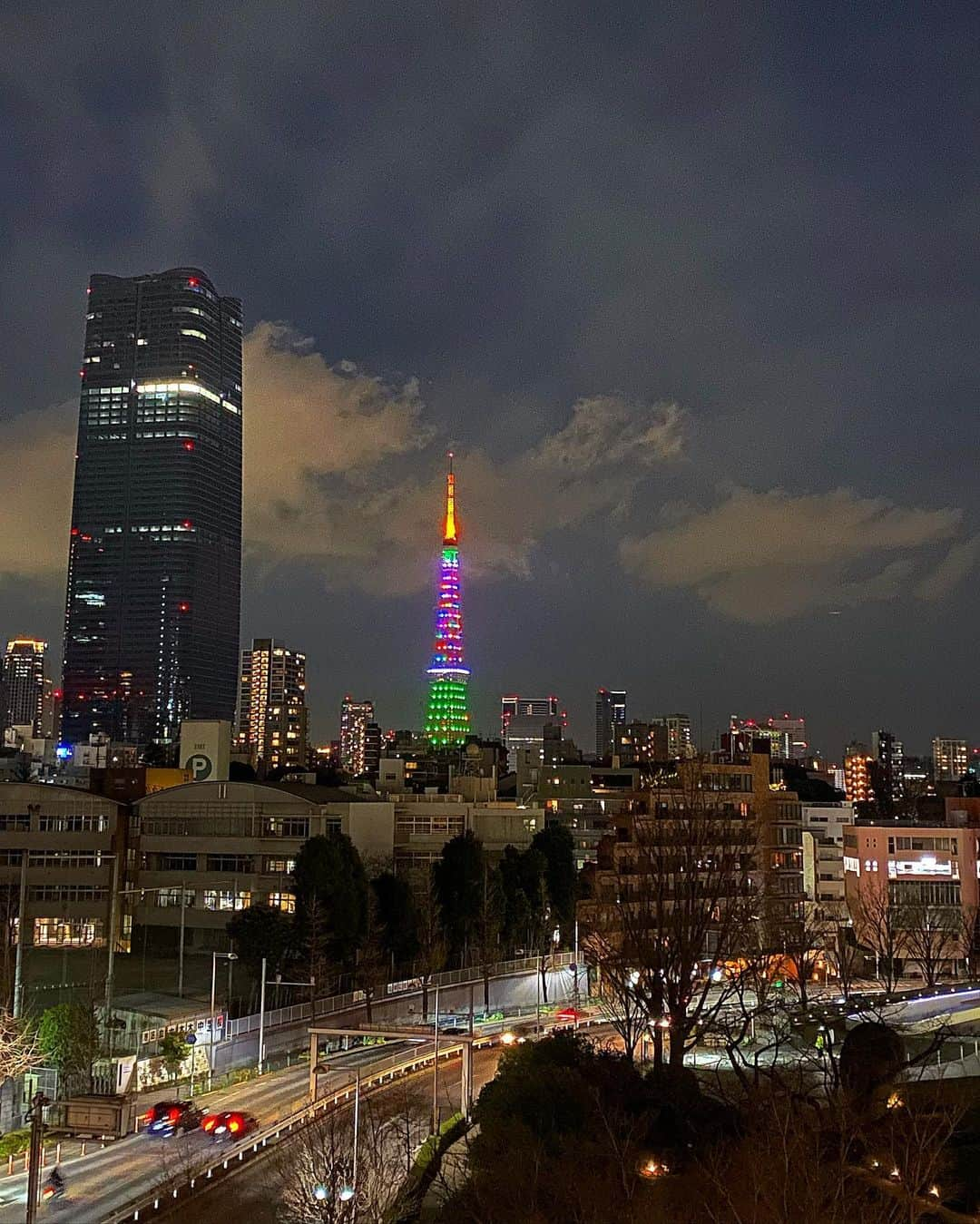 野田萌のインスタグラム：「🗼yesterday.  歩いてたら可愛いライティングすぎて思わず🤳✨ #tokyotower」