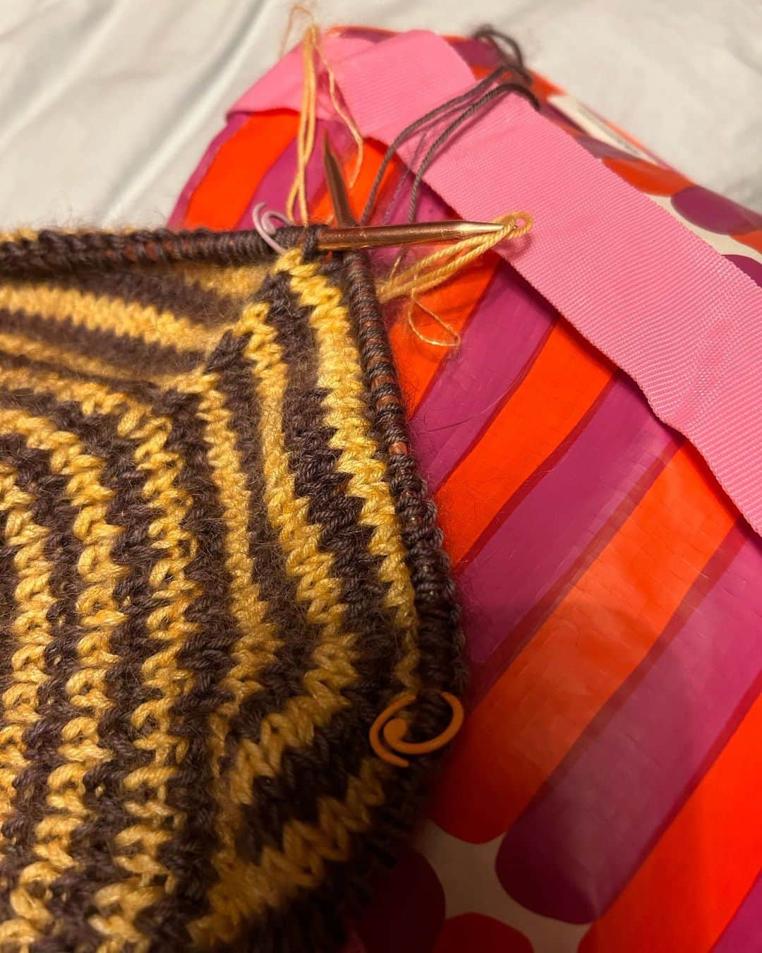 ジョーダン・ロクランのインスタグラム：「No.5 Stripe Overload indeed… Pattern: Stripe Overload Polo by @spektakelstrik  Yarn: @qingfibre  #knittingyarn」