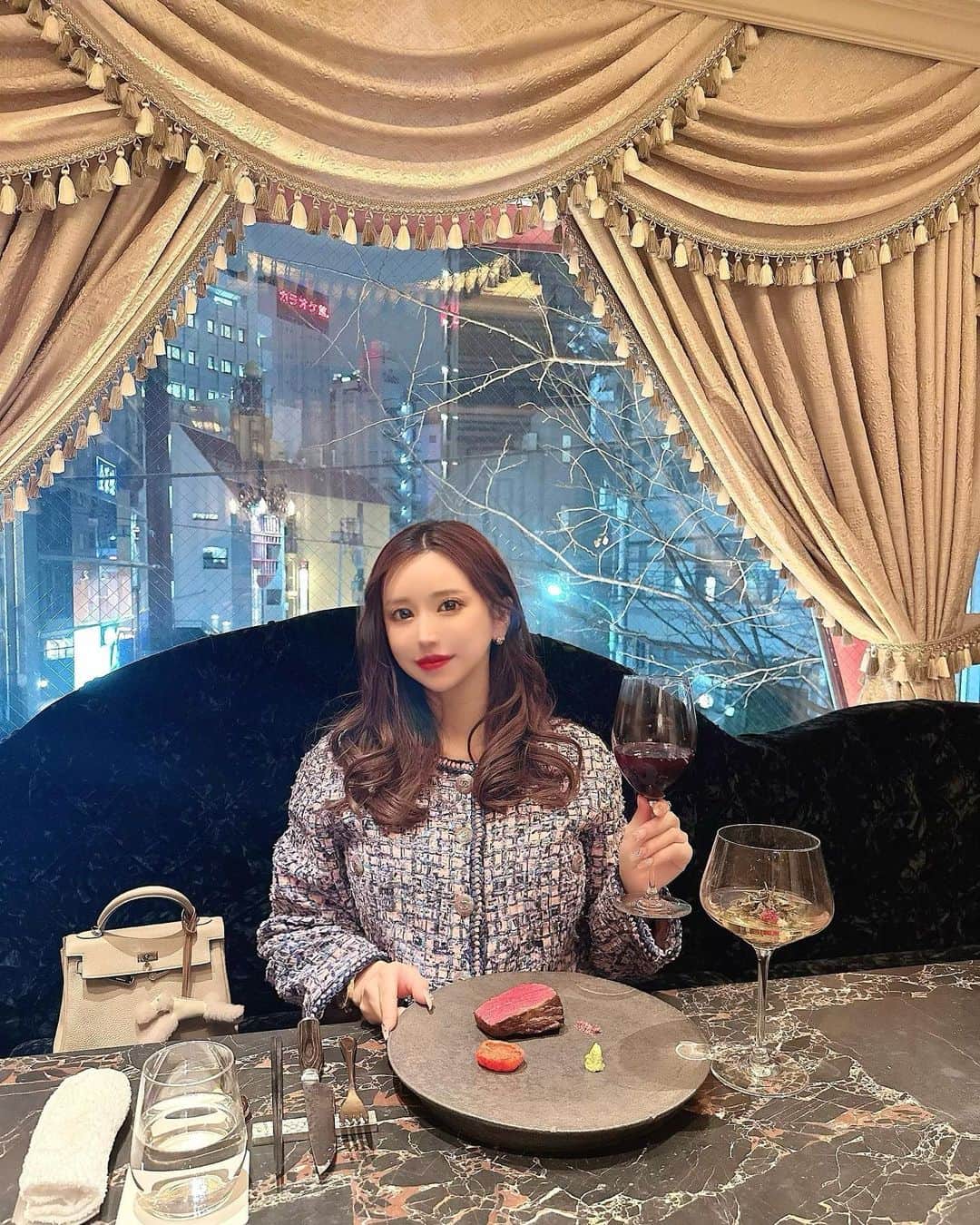 伴かなみのインスタグラム：「ステーキ屋さん♡ ⁡ お肉が柔らかくて美味しかった💕 あと餅粉のパンがモッチモチで美味しくて お土産でも何個か購入🍞🍞 ⁡ もう少しでお部屋から桜がみれるみたい🌸⋆* 個室でゆっくりできるからよかった〜 ⁡」