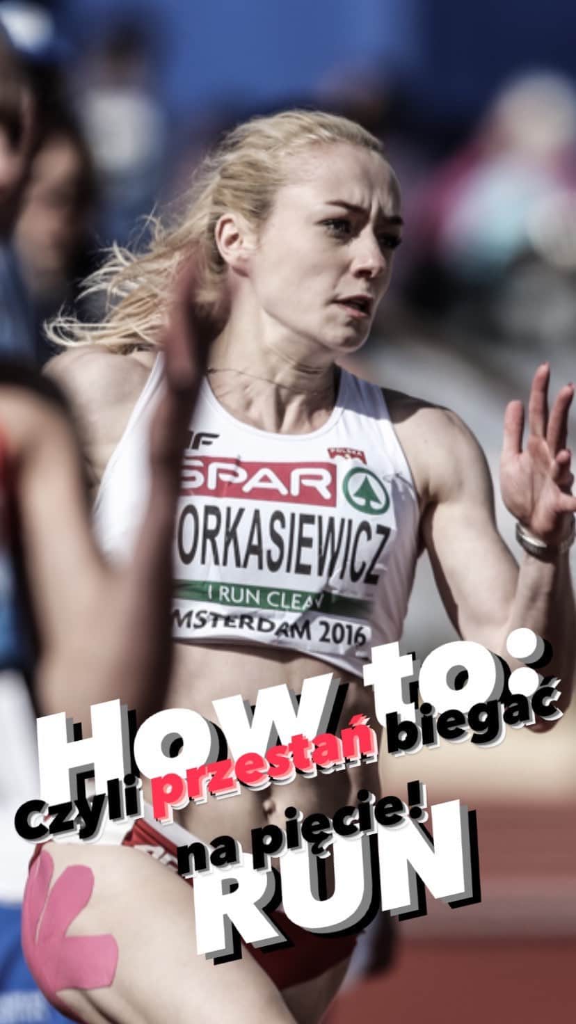 アガタ・フォルカシェブイチのインスタグラム：「❗️Z moich obserwacji wynika, że większość ludzi biega na pięcie ❗️  Chcesz biegać SZYBCIEJ? 💨💨  Chcesz zredukować ryzyko kontuzji? 💔  ❌ Przestań biegać na pięcie ❌ ⚠️ Naucz się biegać na ŚRÓDSTOPIU ✅  "Heel strike" jest:  ❗️nieefektywny - w połączeniu z często współistniejącym overstriding, czyli stawianiem stopy przed środkiem ciężkości - wektory siły skierowane są w stronę przeciwną do kierunku biegu! Hamujesz więc na każdym kroku!  ❗️szalenie niebezpieczny! Biegając na piętach pozbawiasz się całego systemu amortyzującego stopy, co prowadzić może do kontuzji nie tylko w obrębie stopy, ale również kolana czy biodra! Nasz organizm to system naczyń połączonych! 🦿  Chcesz nauczyć się biegać szybko i bezpiecznie wraz z Olimpijką? Odezwij się w DM 📩   #run #bieganie #jogging #trening #treningbiegowy #running #trackandfield #athletics #trener #tutorial #runningtraining #biomechanics #kontuzja #wroclaw #wrocław #sprint #football #pilkanozna」