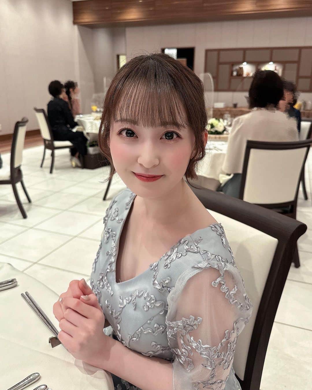 白井真緒のインスタグラム：「💍 ⁡ ⁡ ⁡ ⁡ 人生初の結婚式は大好きなお姉ちゃんの👰🏻‍♀️ みんなに自慢したいくらいむちゃくちゃ綺麗だった。。最高な旦那さんと素敵な家庭で愛を育んでください❤︎ とっても素敵な結婚式だったな〜 ⁡ ⁡ ⁡ #結婚式 #ウエディング #wedding #パーティドレス #partydress #ヘアアレンジ #💍 #👗」