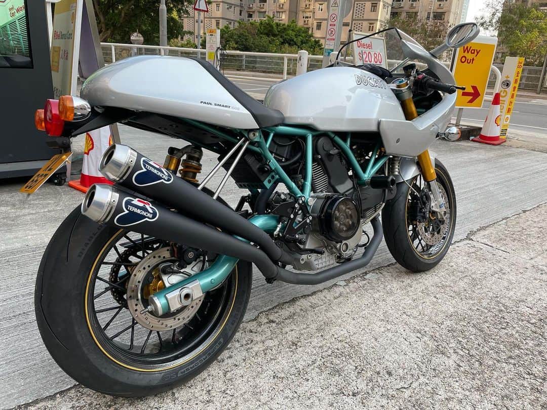サム・リーのインスタグラム：「天氣咁好當然要出嚟散下步啦 #ducatisportclassic  #paulsmart1000  #caferacer」