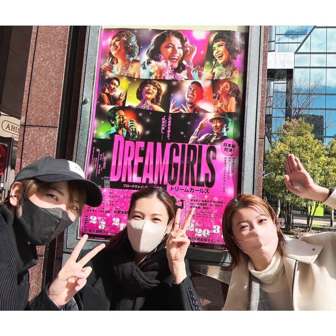 綾凰華のインスタグラム：「.  #望海風斗 さん『 #DREAMGIRLS 』 #彩風咲奈 さん『 #BONNIEANDCLYDE 』 #朝美絢 さん『 #海辺のストルーエンセ 』  舞台『刀剣乱舞』禺伝　矛盾源氏物語千秋楽後 大好きな皆さまの舞台を目一杯観劇させて頂きました🫶🏻♡ 美しくてかっこよくて 心から尊敬する皆さまの舞台は もうずーっと胸がときめいて 何にも変えれないパワーチャージでした💚 素晴らしい舞台を、本当にありがとうございました‼︎‼︎  ドリームガールズは ひろきさん（#七海ひろき さん） あきらさん（#瀬戸かずや さん）と ご一緒させて頂きました😆♡  ボニクラ観劇後、熱田神宮さんに 全国ツアーヴェネツィアの紋章･ルポァゾン以来に 参拝させて頂いたのですが 空気が澄んでいてお天気も良くて とっても気持ちよかったー✨✨  #皆さま千秋楽おめでとうございました 🎉♡ #ドリームガールズさんは大阪千秋楽 ✨ #博多も応援しております ‼︎ #雪組 ❄️ #望さんと咲さんのポスターが並んでおりまして #ありがとうございますの念を飛ばしている 笑 #綾凰華」