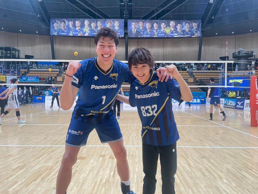 のインスタグラム：「パンサーズ初の東京大会 たくさんの方々に来ていただき ありがとうございます！  そして 須賀健太さんや OWVのみなさん タモンズさん マヂカルラブリーさんに 会場を盛り上げてもらい ありがとうございました！！  結果は悔しいですが これからも負けられない戦いが 続きます。 みなさんの応援の力をもらって 頑張ります！  #須賀健太 #OWV #タモンズ #マヂカルラブリー #パナソニックパンサーズ」