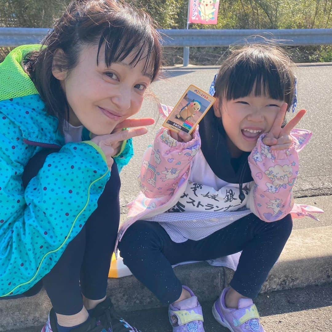 森渉さんのインスタグラム写真 - (森渉Instagram)「#ゆめしま海道いきなマラソン にて家族でゲストランナーを走らせていただきました😆 3年前もゲストランナーに呼んでいただいてましたがコロナで開催できず💦3年越しの参加でした😄  ローカルならではのほっこりした温かい雰囲気の中、大会を盛り上げるお手伝いをしてきました‼️  夫婦でゲストランナーも初めてでしたが、そこに娘も入れてもらえるなんて親としても本当に良い経験をさせていただいたと思います☘️ 僕は10kmの部、娘と朋ちゃんは3kmの部に挑戦して、 娘は途中で転んでしまったらしく朋ちゃんにおんぶしてもらったりしながらゴールしたようです😆💦 ゆるキャラの『かみりん』の事も大好きになったようです✨ 島と島を繋ぐ大きな橋をいくつも渡れる景色が最高の大会でした🎉🎉🎉  参加された皆さんお疲れ様でした☘️ そして大会を開催してくださったスタッフの皆様ありがとうございました‼️‼️  また来年も行きたい😆  #千笑 #金田朋子 #森渉 #子供 #kids #子育て #育児 #教育 #家族 #family #運動神経 #生名島 #愛媛 #マラソン #瀬戸内海 #ゆめしま海道 #かみりん」3月5日 20時19分 - watarumori.sports