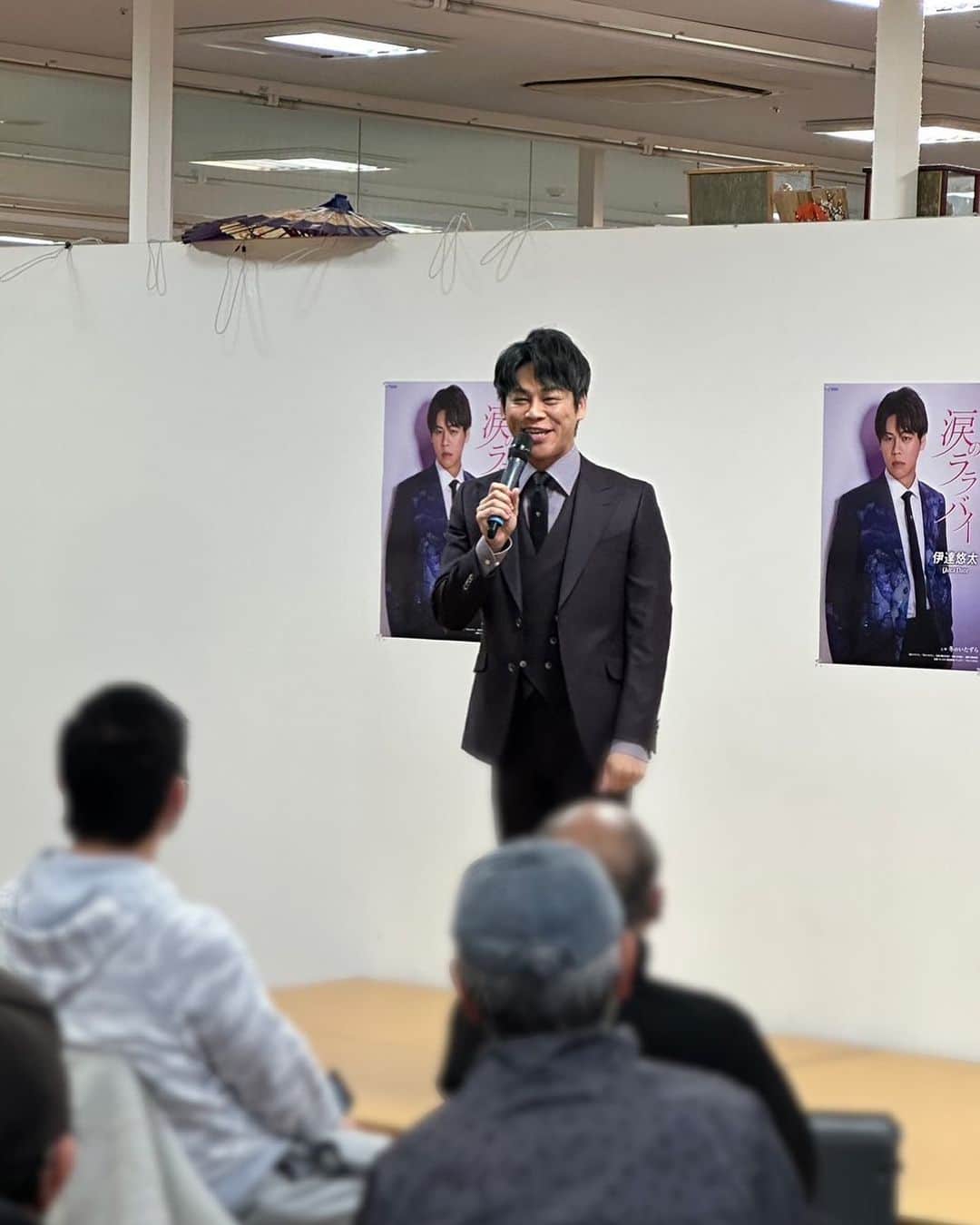 伊達悠太のインスタグラム：「スーパーバリュー上尾愛宕店さんにての『涙のララバイ』キャンペーン📀  ありがとうございました〜🙏🏼🙏🏼  花粉症が酷く、ティッシュを握りしめての歌唱でした…お見苦しくて本当に申し訳なかったです🙏🏼🙏🏼  明日はエルミこうのすさんにて14時00分〜のキャンペーンです👍🏼  12時00分〜はやぶさ さん 13時00分〜本間愛音 さん 14時00分〜伊達悠太 15時00分〜はやぶさ さん  これはこれは楽しいキャンペーンになるに違いない🤔  是非応援よろしくお願いします🙏🏼  #涙のララバイ #キャンペーン #はやぶさ さん #本間愛音 さん #伊達悠太」