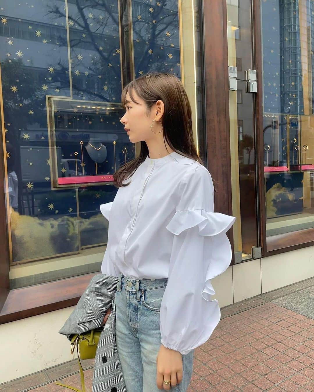 宮所舞のインスタグラム：「. @newans.official   少しずつ暖かくなってきたこの頃は 大好きなブラウスとデニムの組み合わせ🌸🤍  首元が詰まったシンプルなボディに お袖のボリュームと腕のフリルがかわいい✨  春先はブラウスばっかり着てしまう〜。 #Newans#PR#ハッシュニュアンス」