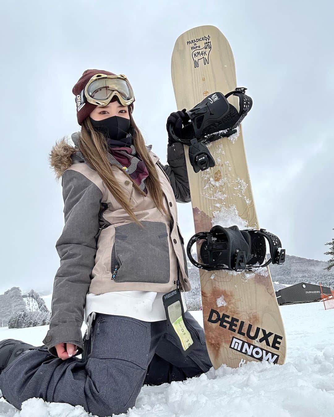 REINAのインスタグラム：「今シーズンからの相棒の板はARBORにしたよー！ 乗りやすくて楽しい❄️🤍  #スノーボード #スノーボード女子 #スノボ #スノボ女子  #スノーボードウェア #burton #arbor #km4k #雪 #雪遊び #ゲレンデ」