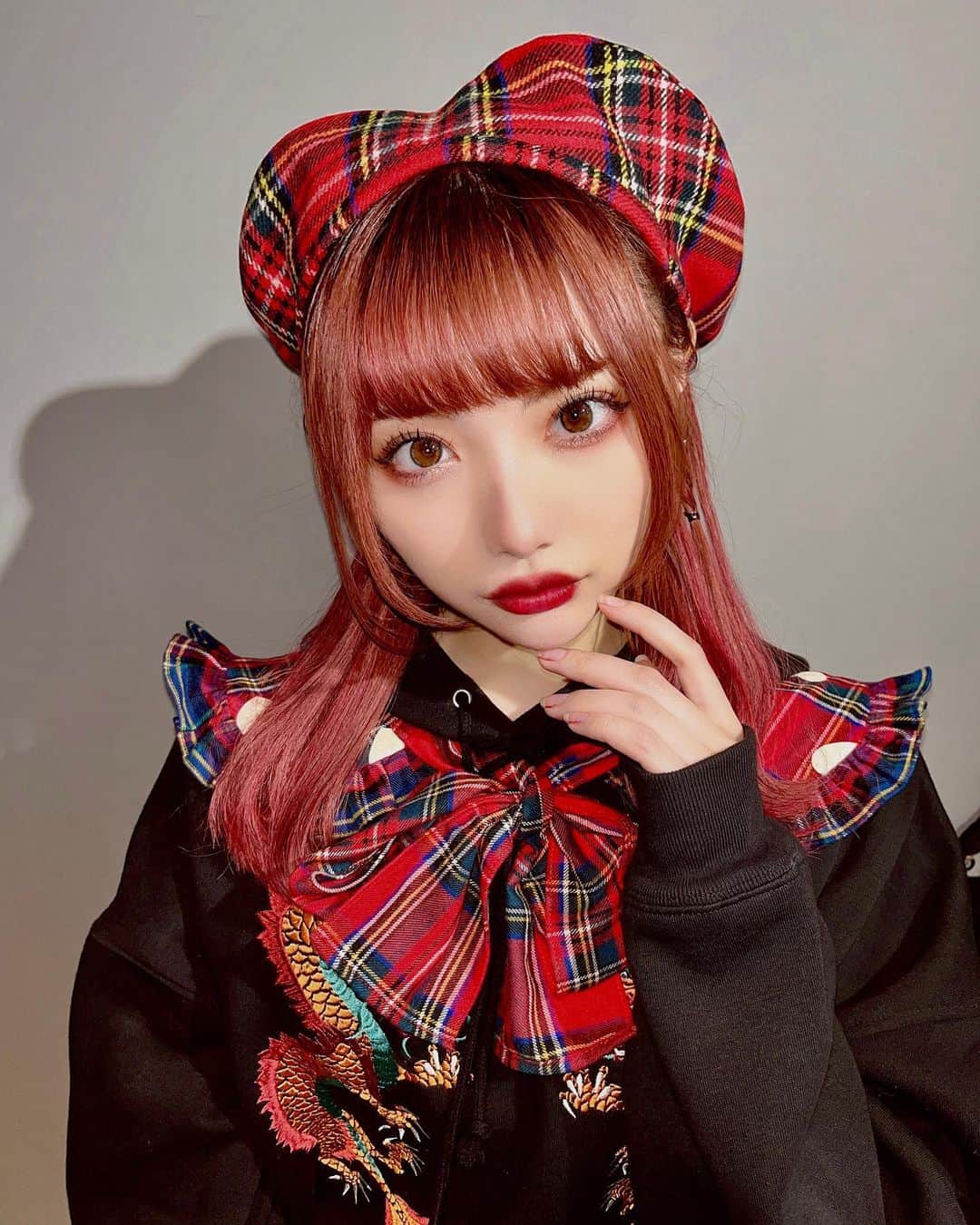 のインスタグラム：「最近はまつげぎゅんっとしてるのがブームなので Raviyさん @raviyeye でエクステしてもらってます。 black & mauve pink  color mix 🍒 真ん中長め目を丸く見せるデザインで130本！ 髪が赤いからピンクもいれた……♡カワイイ バチバチなのにキツくならなくてすごくお気に入り。 ちかちゃん @raviyeye_chika  ありがとうございます♥️  あとHEIHEIのあこがれの帽子もゲットしたね」