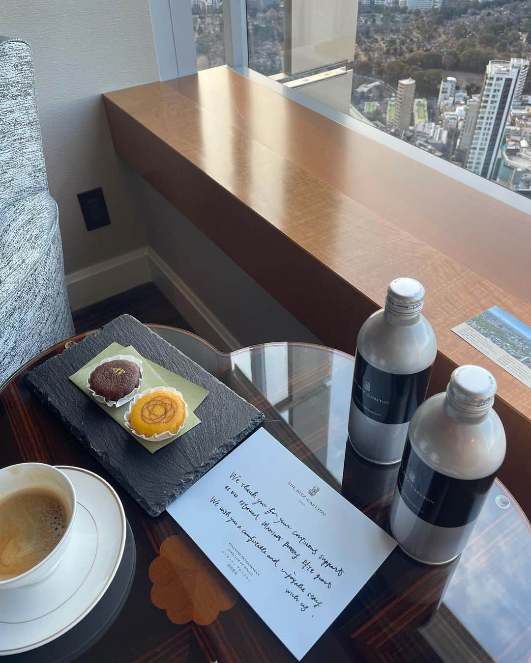 林愛莉さんのインスタグラム写真 - (林愛莉Instagram)「stay at @ritzcarltontokyo   Marriott Bonvoyのゴールドエリート特典のおかげで、 次の日も14時までゆっくりホカンスできました😌  #リッツカールトン東京  #tokyohotel」3月5日 20時26分 - rinairi_0127