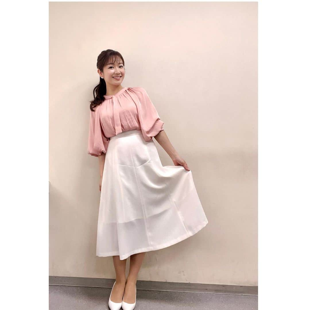 長野美郷のインスタグラム：「プライムニュースにて😊✨  春めくキレイ色🌸 やっぱりパステル、かわいい！ と心躍りました🥰 @stola.jp  と、久しぶりに帰れた実家の#お雛様🎎 いまだに飾ってくれている両親に感謝です🥹 おかげで娘は元気にやっとります😇🙏  #プライムニュース #春服  わくわく #パステルカラー  #それにしても もう#3月 #早すぎませんか #🌸 今年は開花が早いとか？」