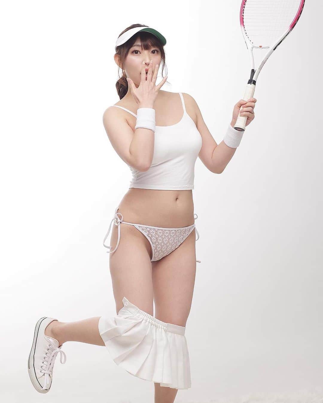 シト山口のインスタグラム：「日曜日のお昼ですよ❤️ テニス🎾強化しなくちゃね( ´ ▽ ` )ﾉ しろみデジタル写真集③より  #model #make #fashion #hairmake #photo #profoto #shoot  #instafollow #フォロー  #いいね #モデル #小顔 #スタイル #ヘアメイク #メイク #ポートレート #ファッション #ビューティー #作品撮り #写真好きな人と繋がりたい #撮影 #一眼レフ #モデル募集 #被写体 #グラビア  ©︎2023 SITOgraphics All rights reserved.」