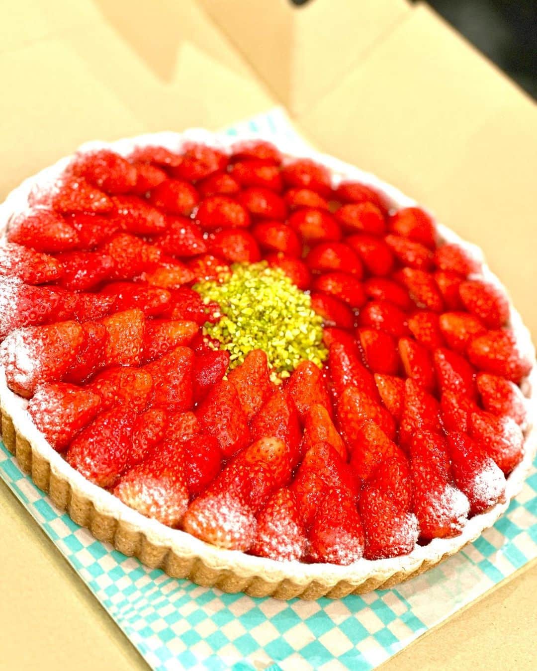 松浦三佳さんのインスタグラム写真 - (松浦三佳Instagram)「＊ キルフェボンのホールタルトは憧れ🍓 美味しかった😋 ＊ ＊ ＊  #キルフェボン #いちごタルト #ホールケーキ #ケーキ #デザート #キルフェボンのタルト  #誕生日  #お祝い #食べログ」3月5日 12時14分 - mikarinrin5555