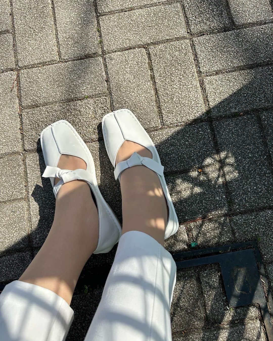 田中美麗さんのインスタグラム写真 - (田中美麗Instagram)「公園を見かけるとすぐ入って遊んじゃう😳 ここどこだっけな🤔  天気良い日のホワイトコーデは映えますね♪  このお靴　@daniella_and_gemma のフラットシューズ♡  軽くて、歩きやすくて、そしてオシャレ。  中敷きにもクッションが入ってて、ふかふかで気持ちいいよ。  つま先はスクエア型で、履くだけでオシャレ度も上がる無敵シューズはお気に入りです♪  新宿ルミネ2 の4階に新しく LIMITED SHOPがオープンされたそうです✨  ぜひ、実物を見に行ってみてくださいな♪  #ダニジェマ」3月5日 12時22分 - mirei_tanaka_