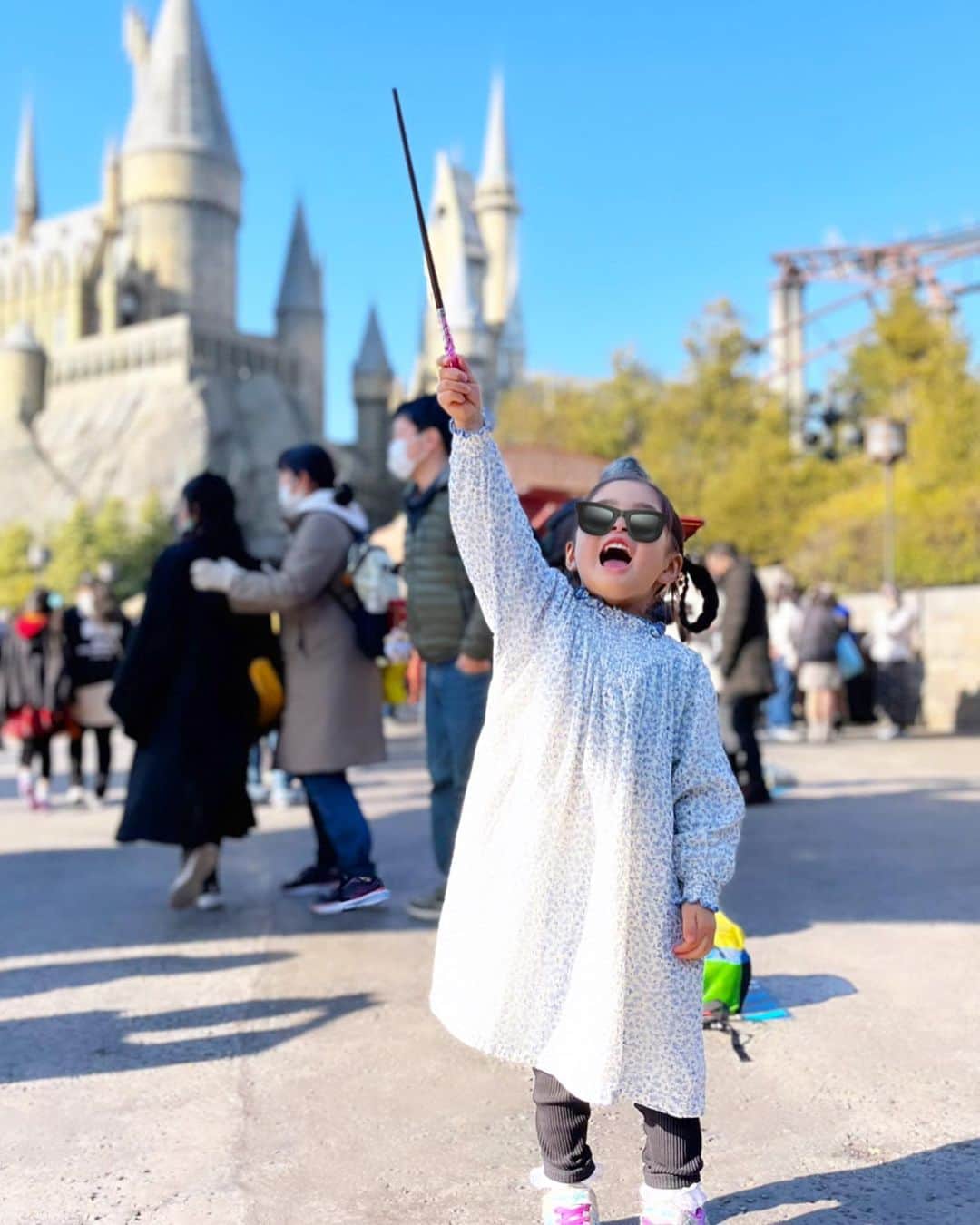 中川真依のインスタグラム：「. USJのチケットに当選したので 今年の雛祭り🎎は USJへ行ってきました〜😆✨  娘はこの日のために ハリーポッターの映画を何本も見て予習😂👌 念願の魔法の杖をGet して めちゃめちゃテンション上がってました😆❤️  母も久しぶりに絶叫系に乗れて大満足😎✨✨  #jalプレミアムナイト  #disneyland に続き #usj も当選👏😍✨ #familytrip #happy」