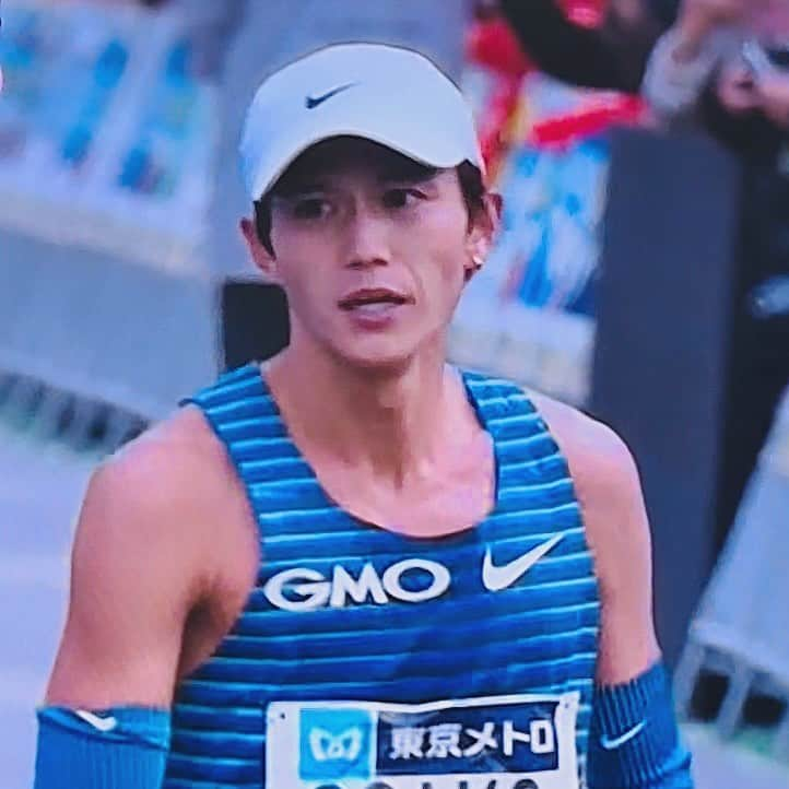 小渕健太郎のインスタグラム：「東京マラソン2023 大迫傑選手、走破おめでとうございます！ 大迫傑選手の走る姿に、いつも力をもらいます。 美しく、軽やかで、力強いその全てが魅力的で、いつも惹かれます。 自身自分を越し、挑みを続ける姿とその気持ちに心から感動します。  日本人選手1位山下選手、2位其田選手が2：05分台を記録するという、ハイレベルな大会でした。  皆さん、頑張った身体をゆっくり休めて下さい！  今日は、友達もいっぱい走ってます。 みんな、最後まで頑張れー!!  #大迫傑選手 #大迫傑 #東京マラソン2023 #フルマラソン#tokyomarathon2023」