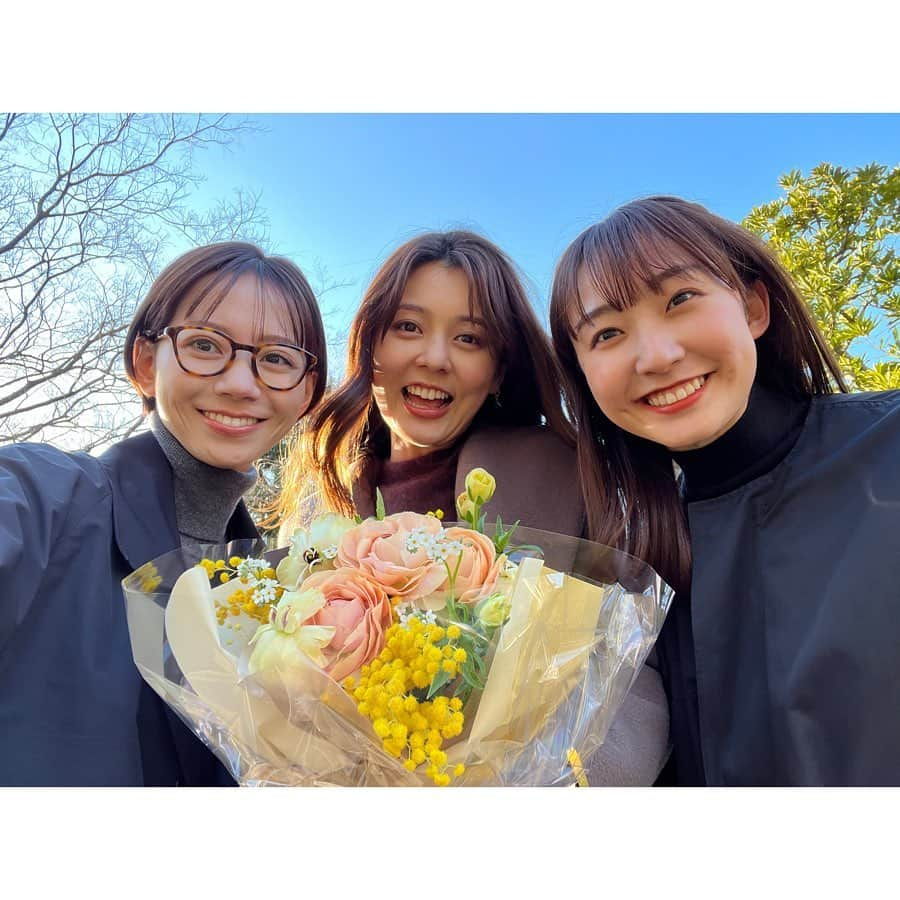 佐藤梨那のインスタグラム：「💐  少し前にみんなでlunch♡  箱根駅伝担当の私たち🥰 ランチの営業時間では 話し足りなくて 街ぶらまでしてました笑  気づくと次は7年目・5年目・4年目。 最高な後輩たちです🥹✨  誕生日祝いにと2人から お花をもらいました💐✨ Thanks!  #杉原凜 #石川みなみ」