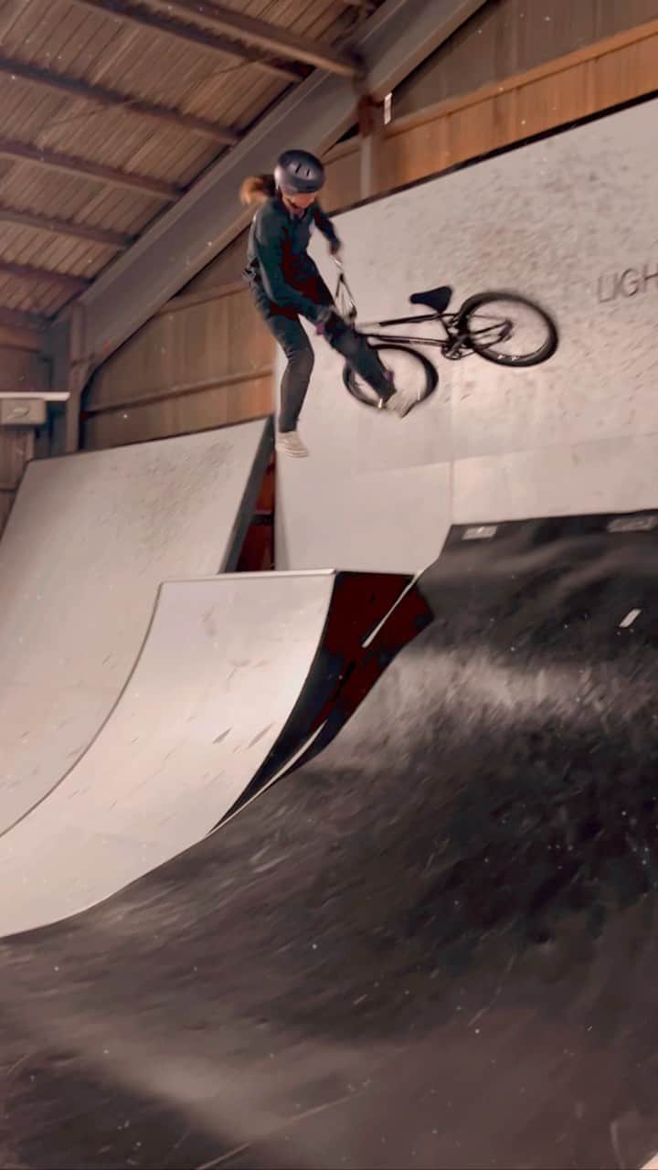 大池水杜のインスタグラム：「this trick that went good feeling in January🔥 @visavis_jp #slopeshot #VANS #bern #タウン情報おかやま #ライト電業 #bmx #bmxgirl #bmxfreestyle #bmxwomen」