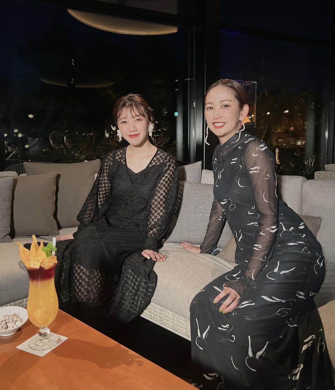のインスタグラム：「🌴 今日このあと13:57からRKB日曜もシエスタで 黒田と行った宮崎シーガイアのオンエアだよ🤤🌴  バーのシーンがあるから大人ワンピでって言われて合流したら 2人してシースルーみたいな黒ワンピだったよ、おばワンピ最高🫶  てことで 春のおすすめのプランをご紹介しております🤞 #いやロケ終わってちゃっかりゴルフしとるやないか」