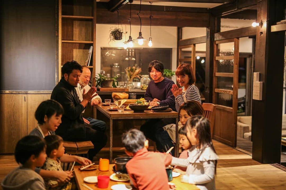 iroha_craftのインスタグラム：「. リノベーション・オブ・ザ・イヤー2019年、1,000万円以上部門において最優秀賞を受賞した「5世代に渡り受け継がれる、築100年の古民家」  オーナーはリノベーションの魅力にどっぷりハマり、2年後には同じ上野原市内にあるまちのシンボル旅館「見晴亭」 @miharashitei.work をリノベーション！今では地域のコミュニティの場となっています。  そんな見晴亭ももうすぐ1周年！3月18日(sat)アメリカヤ @americaya1967 5階にて BEEK土屋さん @beek_magazine とアメリカヤや見晴亭の再生まちづくりについてお話しさせていただきます。詳しくは @miharashitei.work からチェック✔︎  #リノベーション #リノベ  #フルリノベ  #リノベーションオブザイヤー #古民家 #築100年 #見晴亭 #旅館 #コワーキング #シェアオフィス #上野原 #1周年」