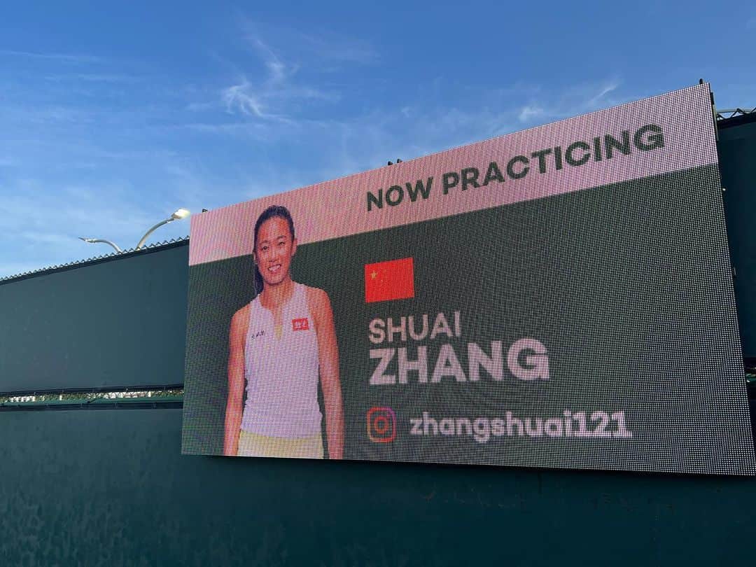 ジャン・シューアイのインスタグラム：「Welcome to @bnpparibasopen now is practicing 🎾👈」