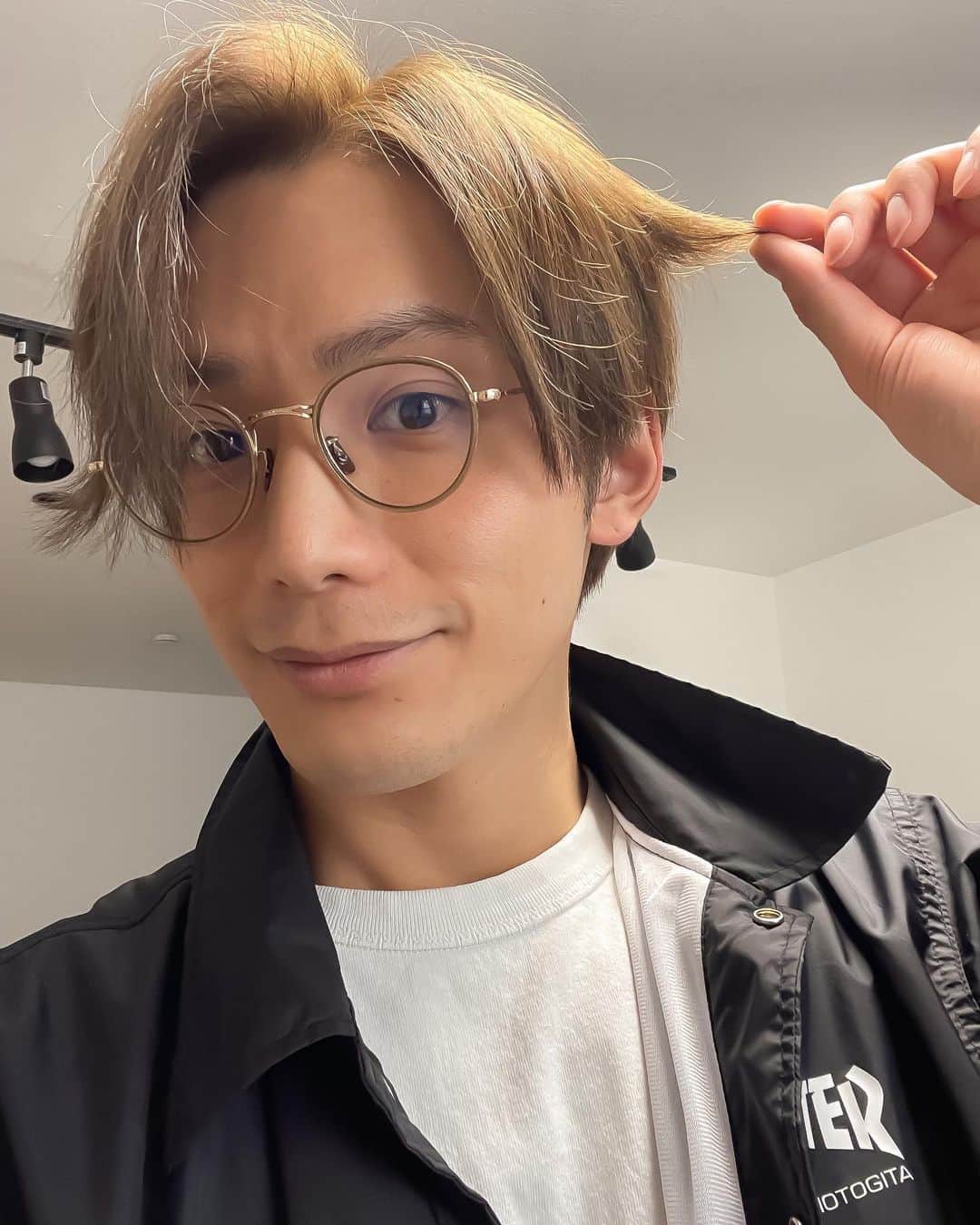 久保田秀敏のインスタグラム：「・ おそらく30代に入って初。 ・ 5.6年ぶりにカラーをしてきました。 ・ ・ ・ 近くから見るとウィッグかのような艶感。 とても素敵です💆‍♂️ ・ 重くなっていた髪もバッサリ落として 後ろは2セクションカットでスッキリと。 ・ 必要な部分は残し、必要でない部分は取ることによって 普段のスタイリングも格段にし易くなります。 ・ ・ ・ あー久々にサロンワークやりたくなってきたなー。  美容師は本当に楽しい仕事です。  #hair  #haircut  #haircolor  #wella #illuminacolor  #peekaboo #peekaboohair  #peekabooharajuku  #omula #一番合戦麻衣」