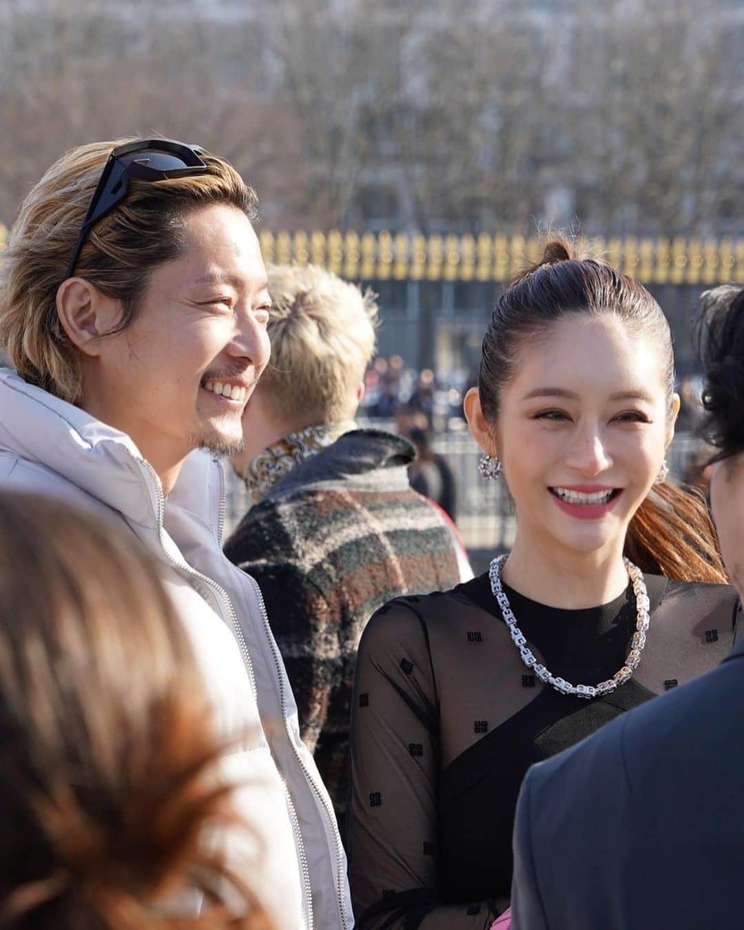 Reikaのインスタグラム：「Off shots between shows   移動中メイクチェンジしたり食べたり  #parisfashionweek」