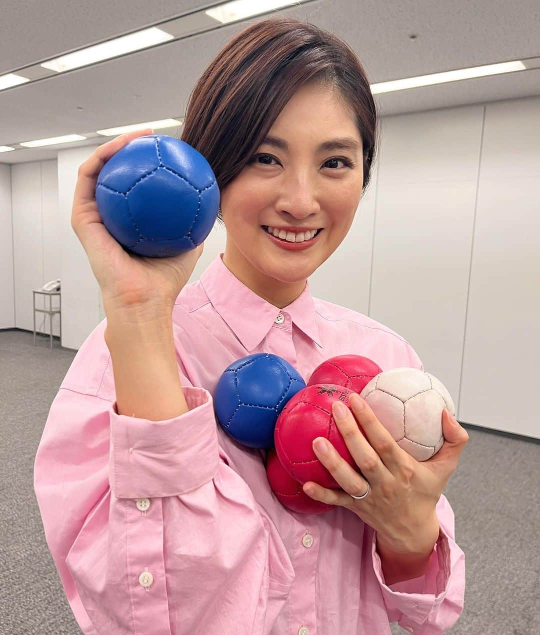 岩本乃蒼のインスタグラム：「news zeroボッチャ部結成✨ ⁡ 土曜日に開催される 東京カップという大会に出場します! ⁡ 東京パラリンピックで注目された際 弘アナウンサーと体験し そのシンプルながら戦術が必要な競技に 魅せられたわけなのですが 今回改めてそのおもしろさに のめり込んじゃってます😌 　　　　@O.A.終わりの会議室 #newszero #ボッチャ #bòccia #東京カップ 🔴🔵⚪️」