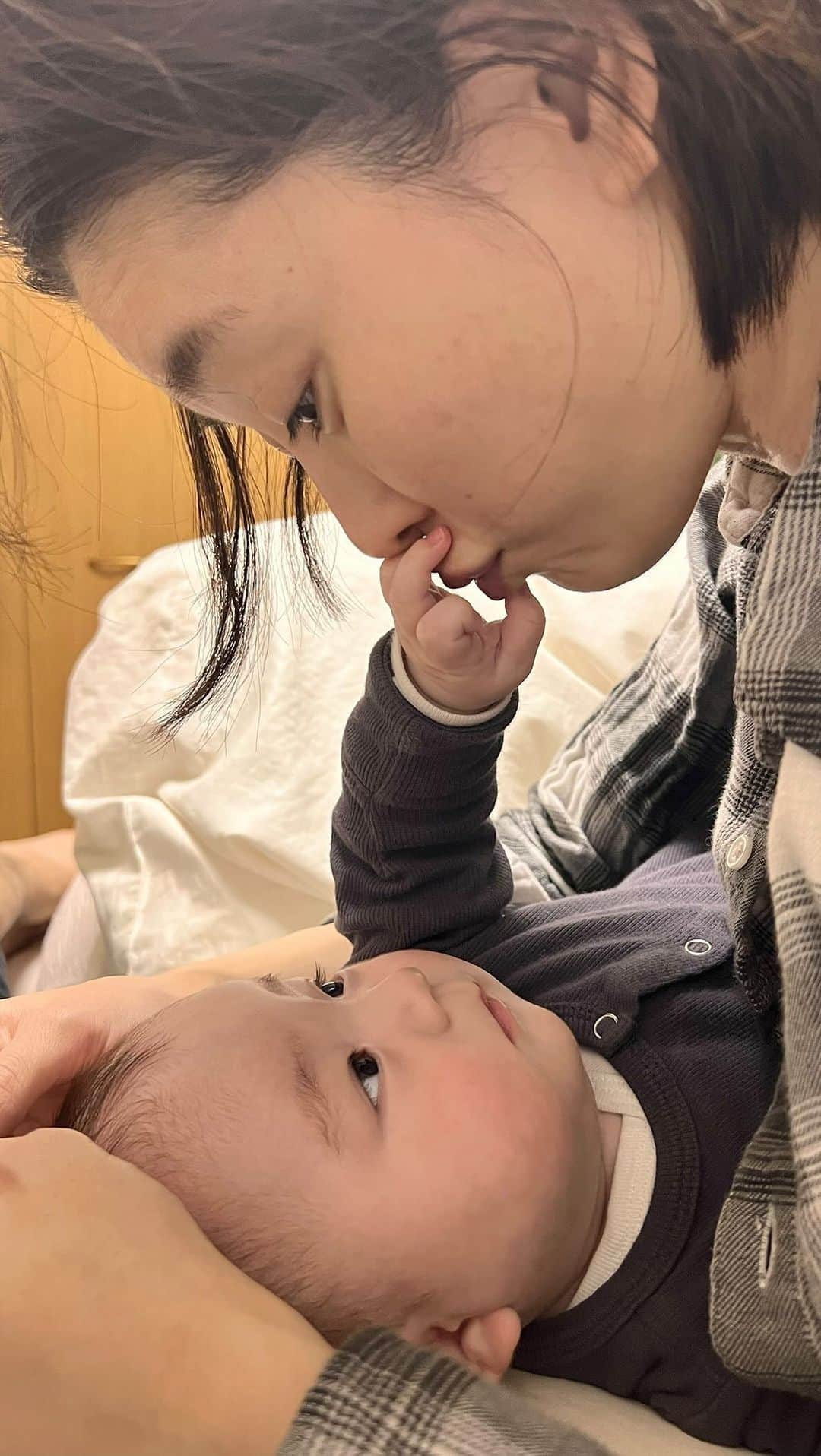 松永ちさとのインスタグラム：「いろいろ掴めるように🪅🖐🍼 母のことももぎとってくる嬉🥹🥹 最近は脚ぴーんのびのびがブーム✨✨ 眠りそうな時はここぞとばかりに たたみかけ頭なでなでしてます🖐👶💤 ↑おでこ上にむかってなでなで♡♡  #玄ノ進 #4ヶ月ベイビー」