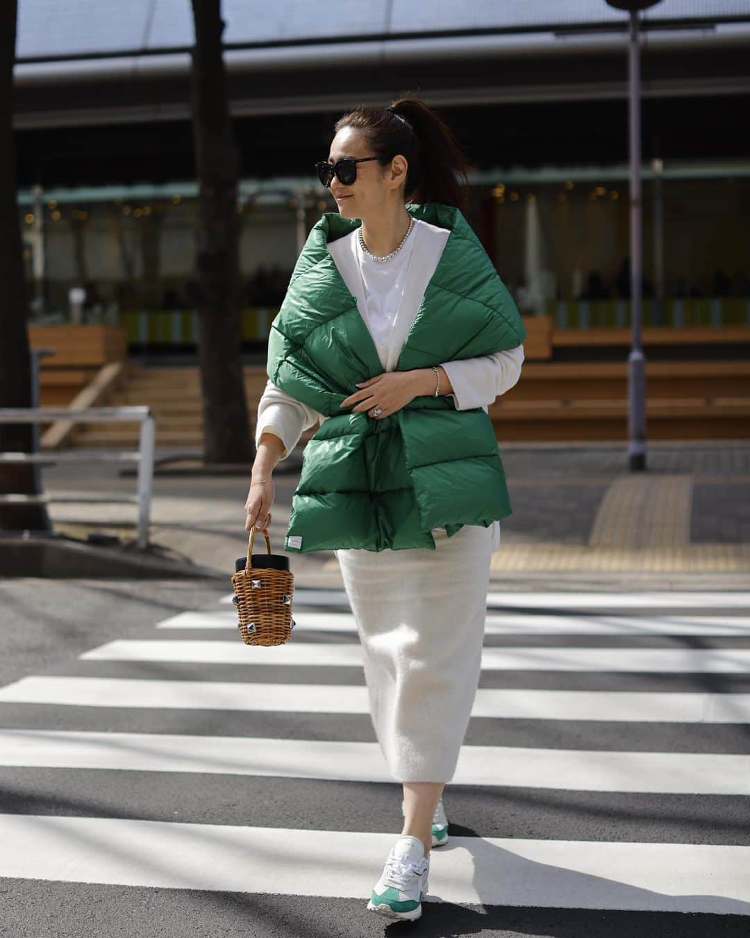 田中幸恵のインスタグラム：「___ . 3月に入って あったかくて気持ちいい🐝  このストール買ってから、 greenに開眼。 白や黒ベースにポイント使いが好きです☺️  @date_sneakers_jp のスニーカーは、 まさにこの春の気分にぴったりの配色😮‍💨🤍  ホワイトコーデに差し色greenが🤍💚  manimarisのellisonと TASAKIのリングが リンクして、うれし☺️🤍  knit→ @lohen__official  skirt→ @beautyandyouth_official  sneakers→ @date_sneakers_jp  bag→ @manimaris_official_  stall→ @maxmara  thecube necklace→ @tiffanyandco   #datesneakers  #デイトスニーカー #feelgoodtogether #pr #maxmara #manimaris #beautyandyouth #lohen_official  #maxmarathecube #tiffany」