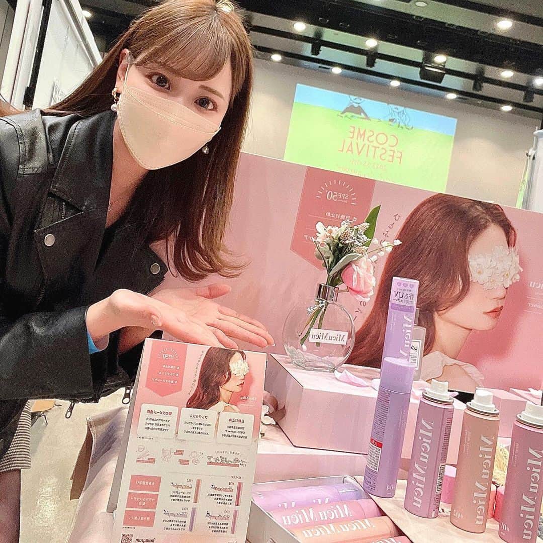 のインスタグラム：「@mieumieu_by_hoyu   普段mieu mieuのヘアバーム&練り香水のアイテム愛用してるんだけど、 新商品出てた♡  この可愛いパッケージのスプレーは、 香り付きの日焼け止め✨  これから暖かくなってきて日差しも強くなるし日焼け止め必須！！  しかも塗るタイプじゃなくてスプレータイプで、 頭から足まで全身に使える日焼け止めなんだって😳  こういうアイテム嬉しいよね🥰 たくさん使おっと♡  #MieuMieu #日焼け止め」