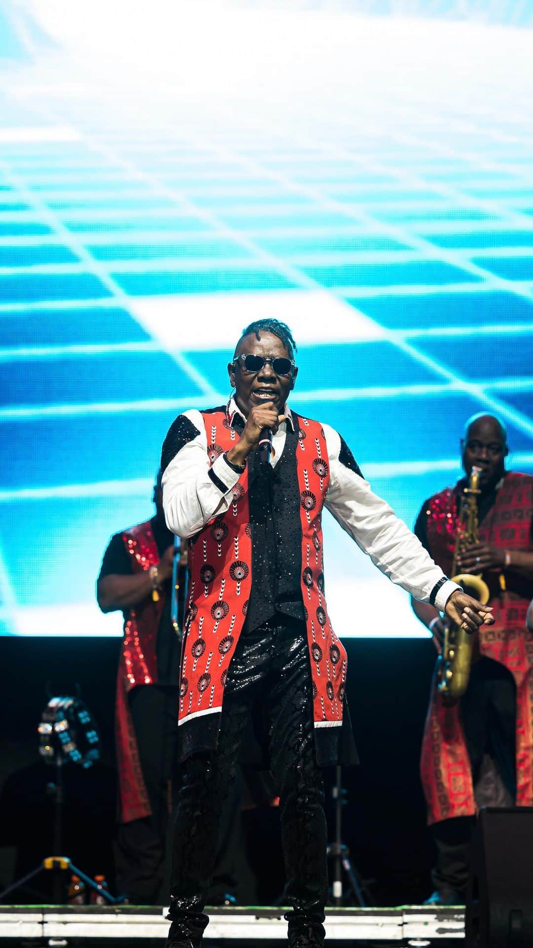 アース・ウィンド・アンド・ファイアーのインスタグラム：「Blown Away by @EarthWindandFire!⚡️  #OMF23」