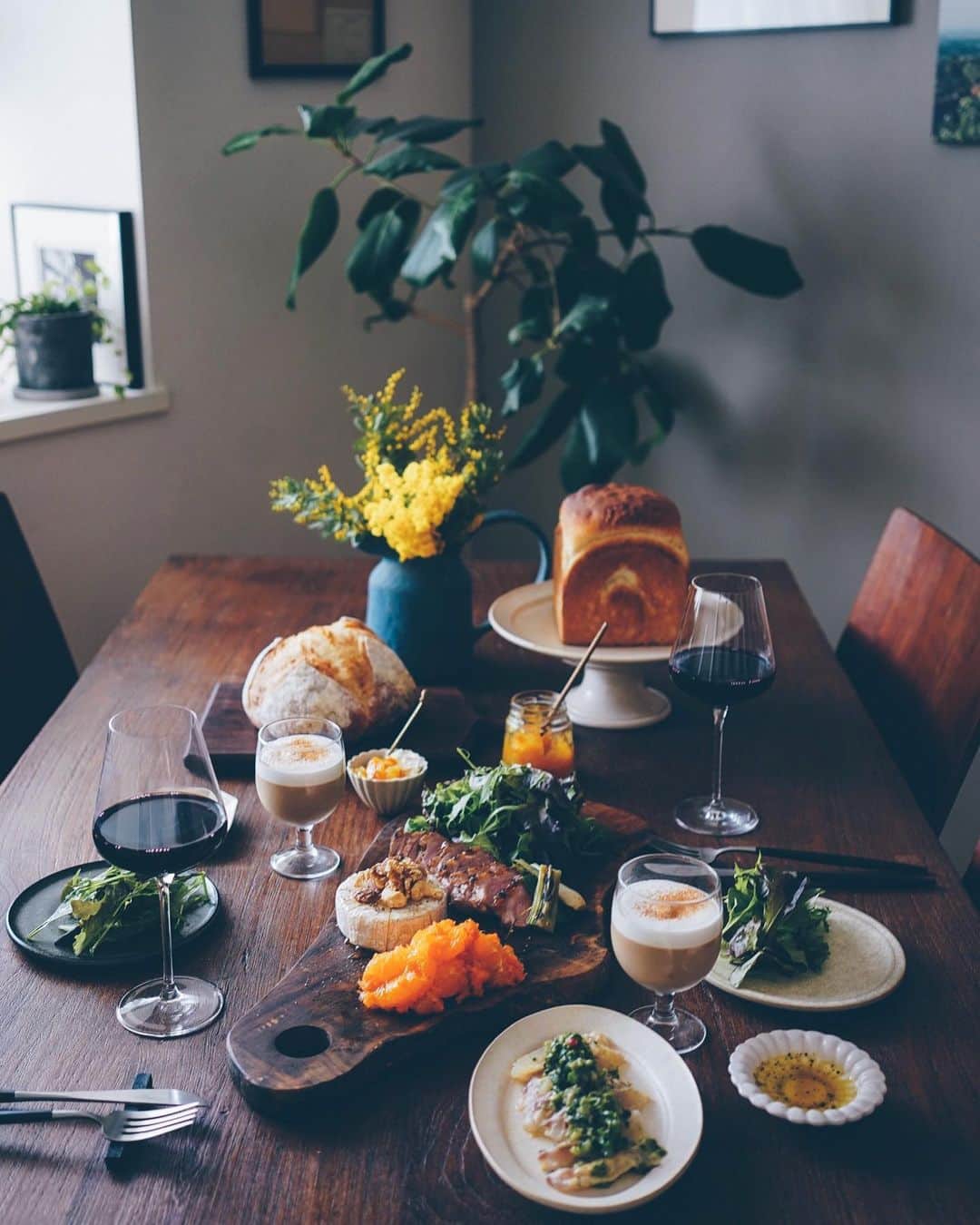 美紀のインスタグラム：「0305 T's breads lunch ハードな現場も無事終えて 昨日も1日仕事したご褒美に Tパン焼いてくれました〜🚩  もちもちなカンパーニュと山食 坂の上はTパン祭りです〜 Tパンに合わせて ＊ポンカンのキャロットマリネ ＊湯引き真鯛 菜の花の辛子味噌和え ＊カマンベールチーズ蜂蜜ナッツ添え ＊合鴨のローストかんずりソース  友人手作りの金柑ジャムとクリチが Tパンに合う◎ お土産にいただいた @gansakuindocurry_mashibashi の チャイで豆乳チャイプリンも作った  お昼からほろ酔い ゆるゆるSundayサイコーね みなさんもよい1日をね  #miki_life #miki_home #Tさんの手作りパン #Tさんのカンパーニュ #Tさんの山食」