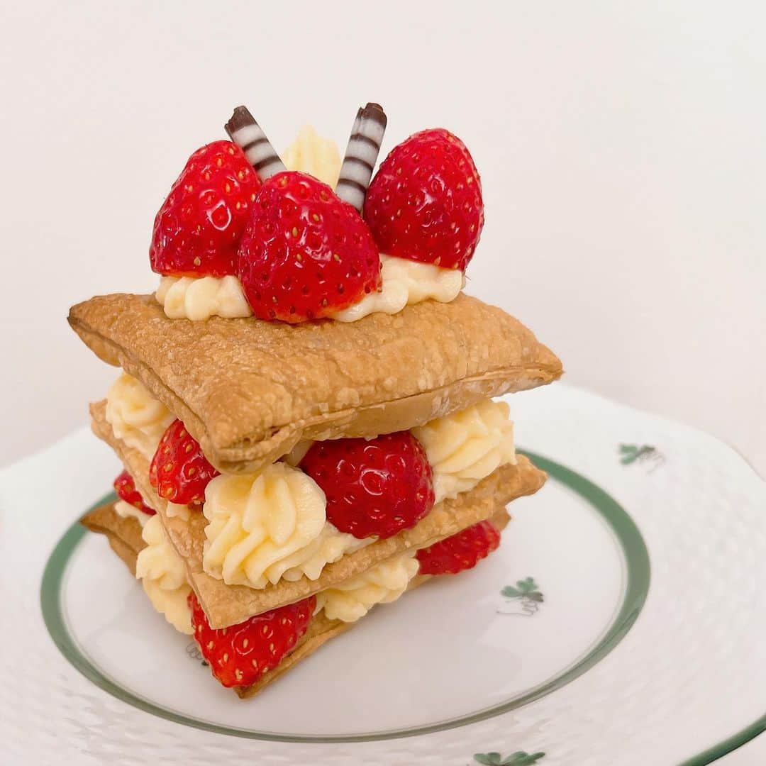 住田紗里のインスタグラム：「苺が美味しい季節ですね🍓 苺のミルフィーユを妹に作りました。無言で食べていましたが、後で聞いたら美味しいと言ってくれました笑  今日から冬休みなので、 木曜日までお休みさせていただきます✨  #苺のミルフィーユ#苺#いちご#strawberry#🍓#ミルフィーユ#お菓子#お菓子作り#手作り#homemade」