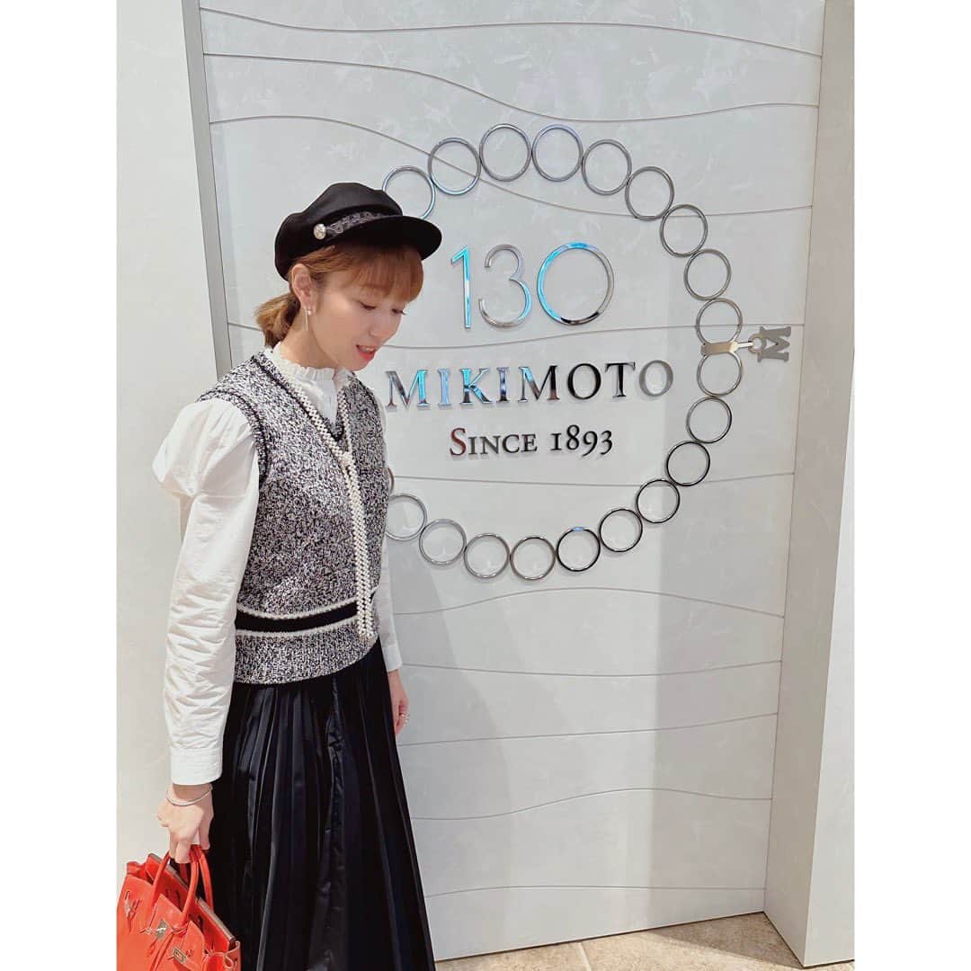 武村八重子のインスタグラム：「日本の誇る真珠ブランド ミキモトにご招待して頂き 美味しいお食事を頂いてきました😆 . 幾つかミキモト持ってはいますが、正直デザインが…私好みではない😭のがあったりして欲しいものが沢山あるわけではないですが、 最近のVシリーズは素敵なのと、何より真珠の美しさはピカイチですね❣️ . 何年か前に買った真珠のネクタイタイプのネックレスは本当使い勝手抜群👍 . 3枚目真珠モチーフの最後のデザートとっても美味しかったー🙌 . @official_mikimoto」