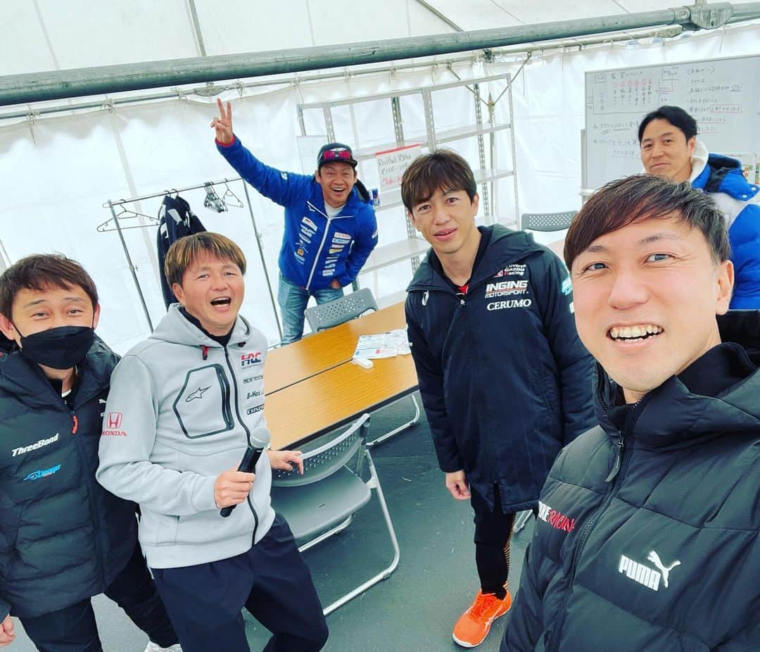 石浦宏明のインスタグラム：「このメンバーで監督トークショーに出演してきました😊メーカーの垣根を超えてレースファンの皆さんと盛り上がってます！ #suzuka #ファン感謝デー  #rookieracing #新米監督」