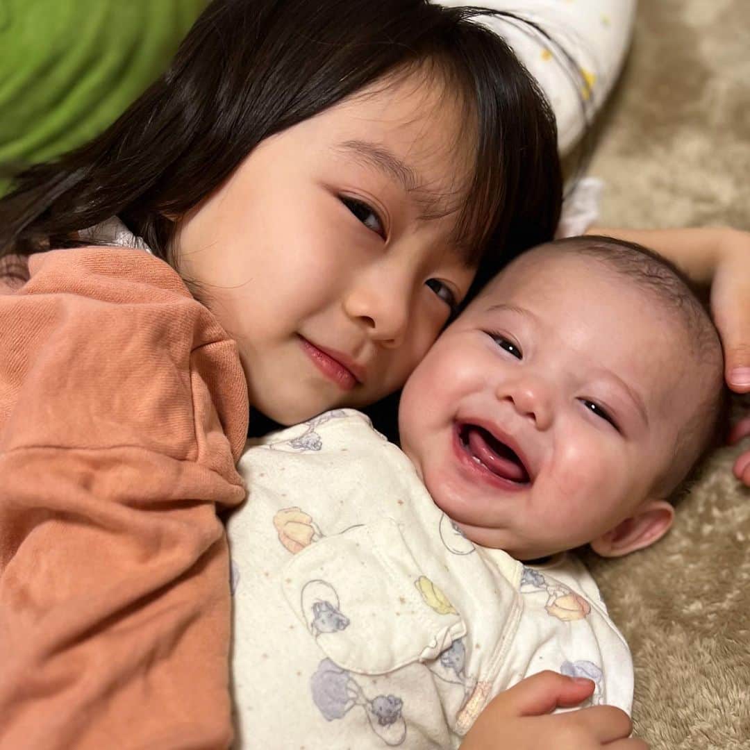 ゆうひなたのインスタグラム：「. . . かわいいツーショット🙈🫶. . . ゆうひ姉さん花粉症かも😷 目が痒くて真っ赤っか😭😭 花粉症って病院行ったら 薬とかあるんかなー？ 今年は花粉ひどいらしいね😫 みんなは大丈夫かーーーい😭🌊. . .」