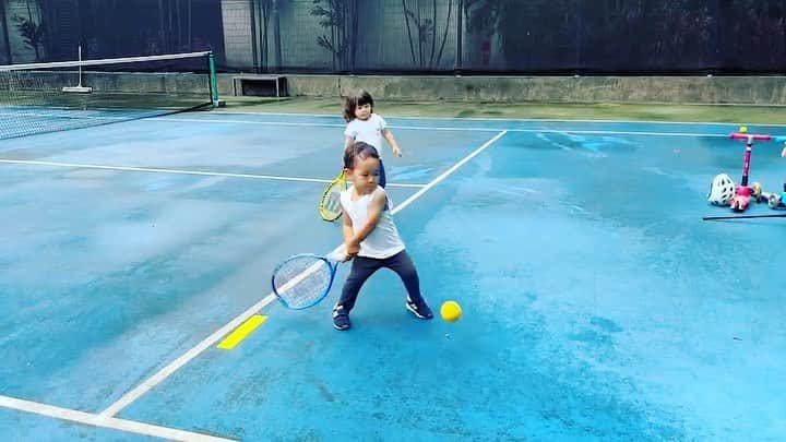 瀬間友里加のインスタグラム：「Tennis Lessons for my son and friend👦🏻👦🏻❤️🎾 久しぶりの動画🎥最近は両手の方が飛ぶとわかったのか両手打ちの息子😂 お友達が来たらやる気になるよね🎾💕それでも10分ぐらいでスクーターに心変わり😂🛴1年前と見返すと大きくなったなぁ🥹もうすぐ3歳👦🏻#kidstennis #2yearsold #singapore #tennis #キッズテニス #テニス#シンガポール生活 #シンガポール在住」