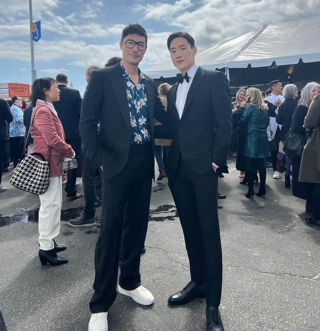 ダニエル・ヘニーのインスタグラム：「Suits on the beach…proud of my boy @steveshnoh #filmindependantspiritawards @echoglobalgroup」