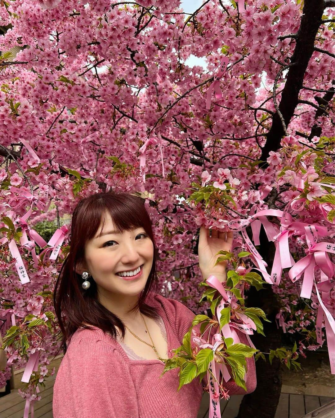 尻無浜冴美のインスタグラム：「母、妹と桜神社初めて行ってきたよ😆 桜に合わせてピンクトップスにした🌸💕 春を感じられた☺️✨  #桜神宮  #桜  #河津桜  #桜新町 #えんむすびの木」