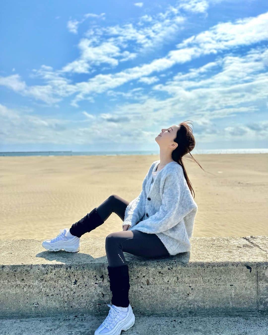 のインスタグラム：「茨城県で開催された 大洗サンビーチフェス🏖 ビーチヨガの講師を担当しました🧘‍♀️  他にもサウナやサンドスポーツなども体験できて 私もフェスを存分に堪能しました💙  ご参加いただいた皆様ありがとうございました🥰」