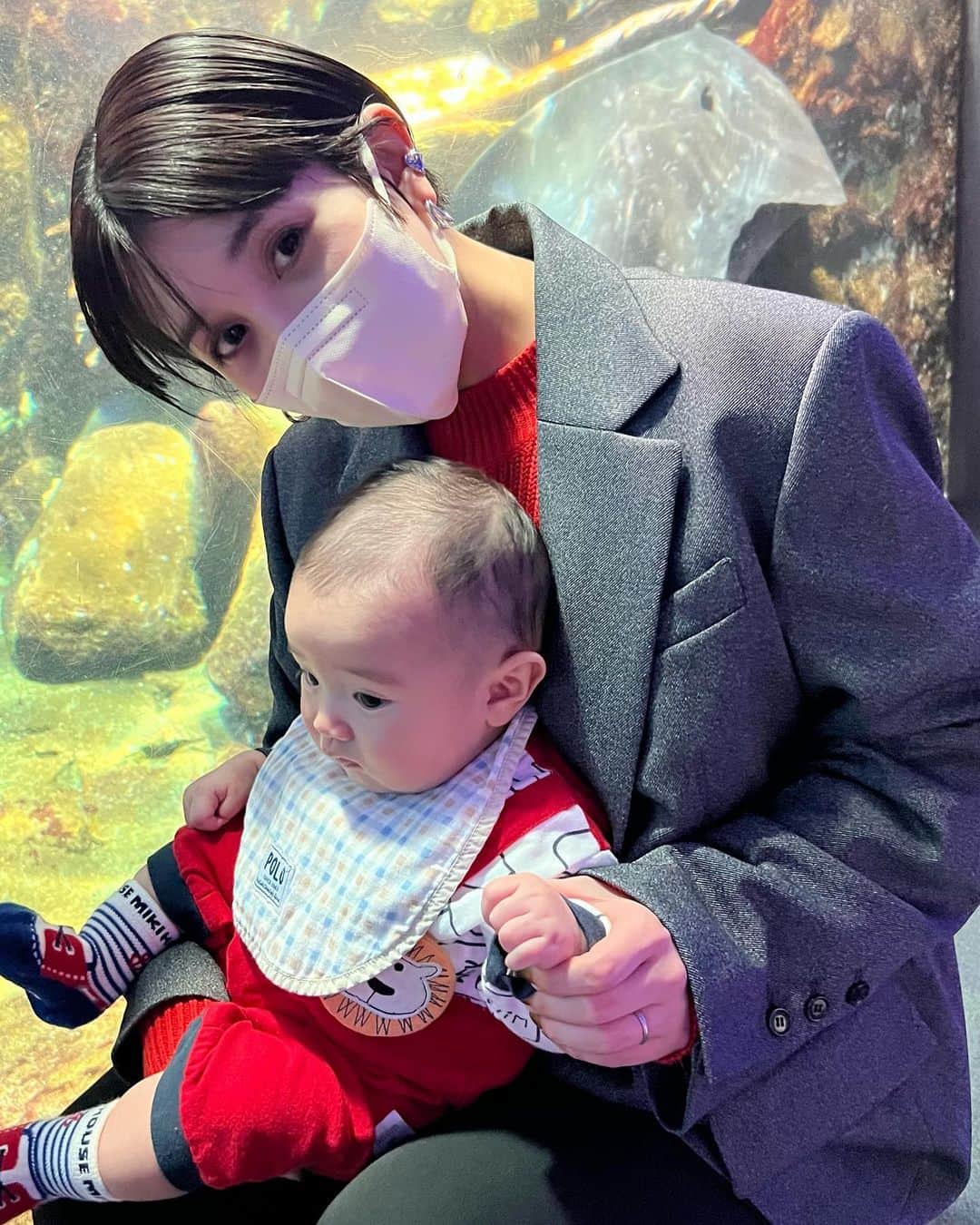 mai saitoのインスタグラム：「最近の♡  お母さんと妹、めいっこのえみりが遊びに来てくれて、江ノ島水族館に🐬  えみりがお腹空いたー！🤣って言い出して滞在時間１時間だったけど、暖もお魚に興味津々ですてきな思い出になりました♡  えみりがおチビのくせにお姉ちゃんしててかわいかったな💕  それからいつの間にか、だんだんうつ伏せで頭を上げられるようになってました笑  また近々静岡に帰ってのんびりする予定です☺️  #あかちゃんのいる暮らし#べびすたぐらむ#生後3ヶ月#男の子ベビー服コーデ」