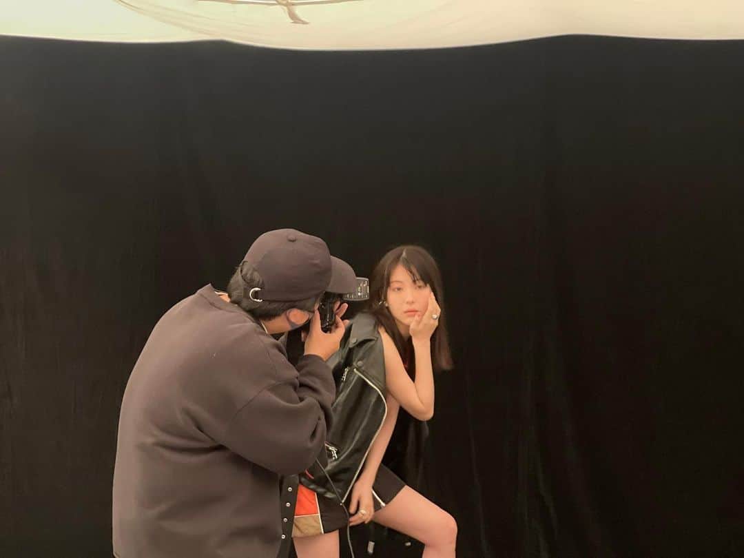 浜辺美波のインスタグラム：「[#浜辺美波 公式Twitterより　2023.2.22]  本日『anan』×『シン・仮面ライダー』スペシャルエディション版発売されましたーーっ🐹 ライダースや真っ赤な手袋が渋くてかっこよかったです… ananさんのパンダちゃんにも会えて嬉しかったです。」