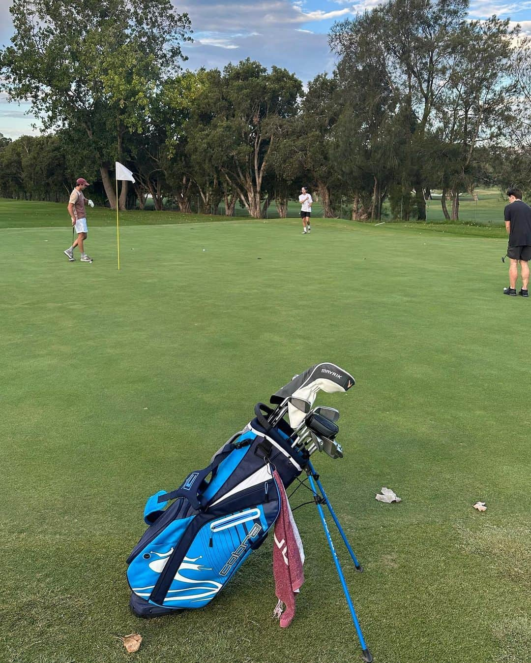 ロハン・ブロウニングのインスタグラム：「The world’s greatest golf course, shoe company, aperitivo hour, flat tire and ocean pool. Undisputed」