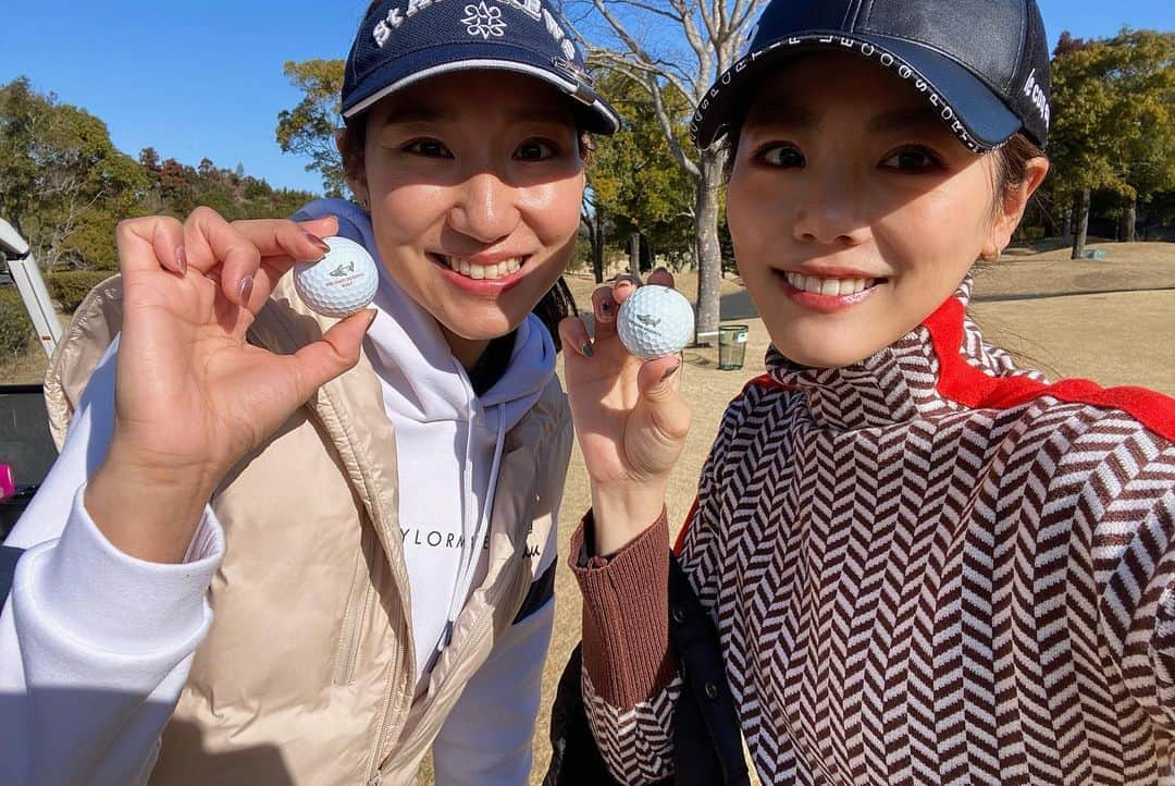 坪井保菜美さんのインスタグラム写真 - (坪井保菜美Instagram)「🌈🦈 第二回VIRI-DARI DESERTA CUP⛳️ 今年も参加できてよかったー🙌🏻  なんと🏆優勝🏅しちゃったんですね🤩🙌🏻💦  コンペルールがうまくはまったようで、ほんまのまさかな結果にびっくりしちゃいました😂‼️笑  しかもチーム戦でも🏆優勝🏅できたんです🥹✨ チーム戦ににかけていたのでこれはこれは嬉しい🙌🏻  そしてまたまたまさかの ショートホールでニアピン賞🦈💦 びっくり×３😳🫣🫠  そしてそして‼️ ハーフで３バーディーとれちゃった🤪😂🙌🏻✨  結構パターが入る日でした☀️そういう日もあるよね😉🌸よくわからずバーディーだよ！言われて嬉しいゴルフになりました🤣w  でも私、実は去年ビリから3番目だったらしい🤣🙌🏻大爆笑  スコアは94でベスト更新‼️にはなったけど、私に続くハイレベルな人たちは全然私よりもスコアが良く、、コンペルールとはよくわからんが、なんだか辞めランねーぜてなりました🏌🏻‍♀️🤎  初めましての方も久しぶりに会えた方もいて嬉しかったです🌈🦈👑 俊さんありがとうございました✌️😆  @viridarideserta_official @viridari_golf @shunsuke_watanabe  #viridarideserta #viridarigolf #viridaridesertacup #⛳️ #🏌🏻‍♀️ #🦈 #🏆」3月5日 15時13分 - honamitsuboi