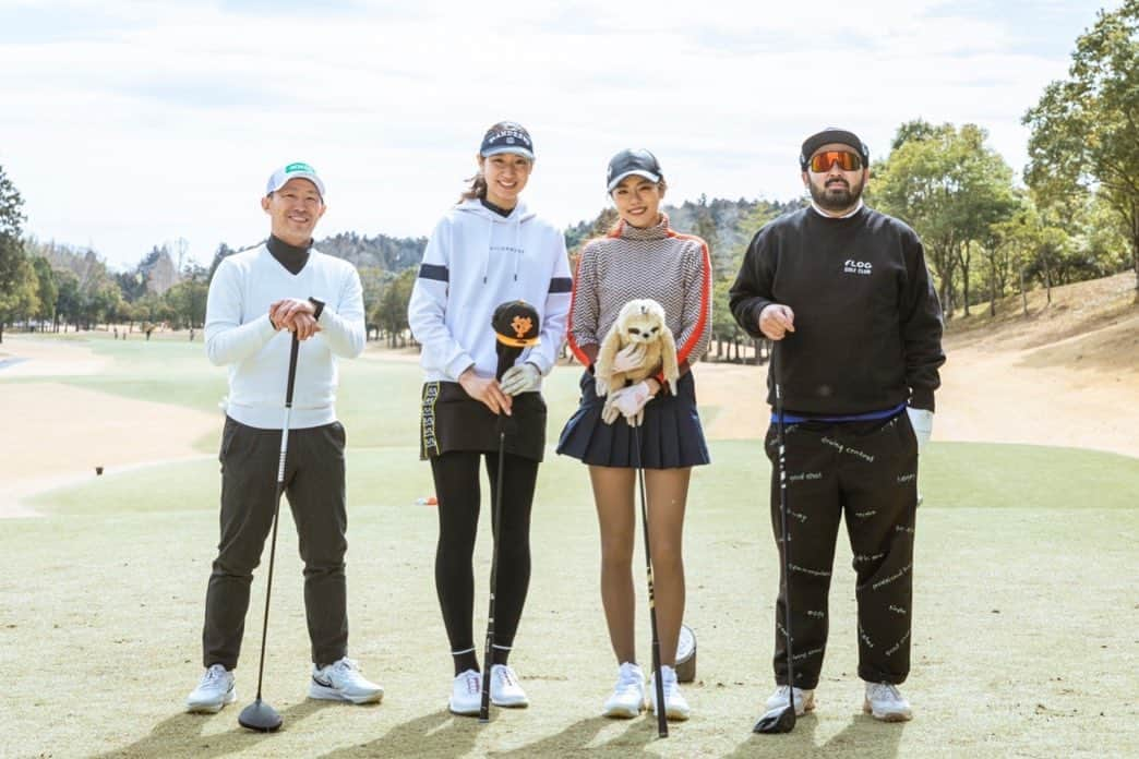 坪井保菜美さんのインスタグラム写真 - (坪井保菜美Instagram)「🌈🦈 第二回VIRI-DARI DESERTA CUP⛳️ 今年も参加できてよかったー🙌🏻  なんと🏆優勝🏅しちゃったんですね🤩🙌🏻💦  コンペルールがうまくはまったようで、ほんまのまさかな結果にびっくりしちゃいました😂‼️笑  しかもチーム戦でも🏆優勝🏅できたんです🥹✨ チーム戦ににかけていたのでこれはこれは嬉しい🙌🏻  そしてまたまたまさかの ショートホールでニアピン賞🦈💦 びっくり×３😳🫣🫠  そしてそして‼️ ハーフで３バーディーとれちゃった🤪😂🙌🏻✨  結構パターが入る日でした☀️そういう日もあるよね😉🌸よくわからずバーディーだよ！言われて嬉しいゴルフになりました🤣w  でも私、実は去年ビリから3番目だったらしい🤣🙌🏻大爆笑  スコアは94でベスト更新‼️にはなったけど、私に続くハイレベルな人たちは全然私よりもスコアが良く、、コンペルールとはよくわからんが、なんだか辞めランねーぜてなりました🏌🏻‍♀️🤎  初めましての方も久しぶりに会えた方もいて嬉しかったです🌈🦈👑 俊さんありがとうございました✌️😆  @viridarideserta_official @viridari_golf @shunsuke_watanabe  #viridarideserta #viridarigolf #viridaridesertacup #⛳️ #🏌🏻‍♀️ #🦈 #🏆」3月5日 15時13分 - honamitsuboi