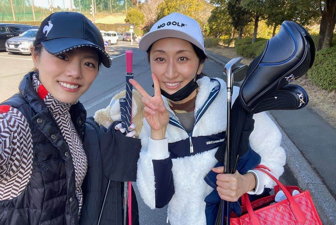 坪井保菜美さんのインスタグラム写真 - (坪井保菜美Instagram)「🌈🦈 第二回VIRI-DARI DESERTA CUP⛳️ 今年も参加できてよかったー🙌🏻  なんと🏆優勝🏅しちゃったんですね🤩🙌🏻💦  コンペルールがうまくはまったようで、ほんまのまさかな結果にびっくりしちゃいました😂‼️笑  しかもチーム戦でも🏆優勝🏅できたんです🥹✨ チーム戦ににかけていたのでこれはこれは嬉しい🙌🏻  そしてまたまたまさかの ショートホールでニアピン賞🦈💦 びっくり×３😳🫣🫠  そしてそして‼️ ハーフで３バーディーとれちゃった🤪😂🙌🏻✨  結構パターが入る日でした☀️そういう日もあるよね😉🌸よくわからずバーディーだよ！言われて嬉しいゴルフになりました🤣w  でも私、実は去年ビリから3番目だったらしい🤣🙌🏻大爆笑  スコアは94でベスト更新‼️にはなったけど、私に続くハイレベルな人たちは全然私よりもスコアが良く、、コンペルールとはよくわからんが、なんだか辞めランねーぜてなりました🏌🏻‍♀️🤎  初めましての方も久しぶりに会えた方もいて嬉しかったです🌈🦈👑 俊さんありがとうございました✌️😆  @viridarideserta_official @viridari_golf @shunsuke_watanabe  #viridarideserta #viridarigolf #viridaridesertacup #⛳️ #🏌🏻‍♀️ #🦈 #🏆」3月5日 15時13分 - honamitsuboi