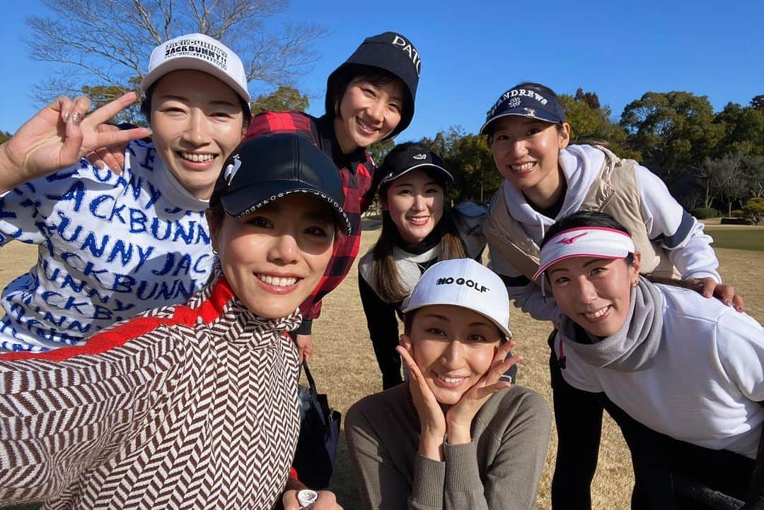 坪井保菜美さんのインスタグラム写真 - (坪井保菜美Instagram)「🌈🦈 第二回VIRI-DARI DESERTA CUP⛳️ 今年も参加できてよかったー🙌🏻  なんと🏆優勝🏅しちゃったんですね🤩🙌🏻💦  コンペルールがうまくはまったようで、ほんまのまさかな結果にびっくりしちゃいました😂‼️笑  しかもチーム戦でも🏆優勝🏅できたんです🥹✨ チーム戦ににかけていたのでこれはこれは嬉しい🙌🏻  そしてまたまたまさかの ショートホールでニアピン賞🦈💦 びっくり×３😳🫣🫠  そしてそして‼️ ハーフで３バーディーとれちゃった🤪😂🙌🏻✨  結構パターが入る日でした☀️そういう日もあるよね😉🌸よくわからずバーディーだよ！言われて嬉しいゴルフになりました🤣w  でも私、実は去年ビリから3番目だったらしい🤣🙌🏻大爆笑  スコアは94でベスト更新‼️にはなったけど、私に続くハイレベルな人たちは全然私よりもスコアが良く、、コンペルールとはよくわからんが、なんだか辞めランねーぜてなりました🏌🏻‍♀️🤎  初めましての方も久しぶりに会えた方もいて嬉しかったです🌈🦈👑 俊さんありがとうございました✌️😆  @viridarideserta_official @viridari_golf @shunsuke_watanabe  #viridarideserta #viridarigolf #viridaridesertacup #⛳️ #🏌🏻‍♀️ #🦈 #🏆」3月5日 15時13分 - honamitsuboi