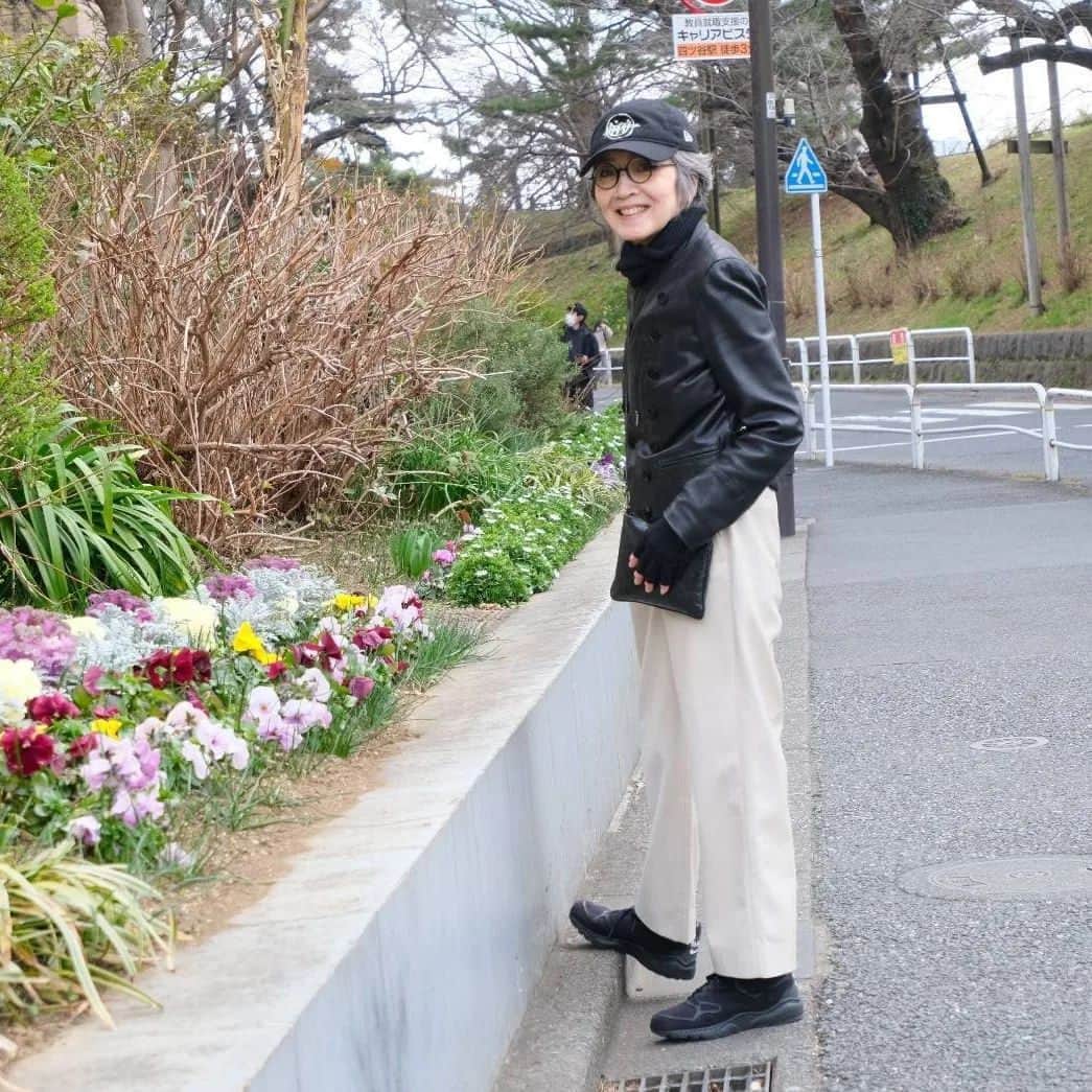 安奈淳さんのインスタグラム写真 - (安奈淳Instagram)「東京は穏やかな気候☀️ 打ち合わせを兼ねて、マネージャーと散歩をしながらホテルオータニでランチ。 お花も買いました😌  ファン会の景品を考えてと言うので、お菓子のオマケに絵を描いたら、それはダメですと言われ～😂 可愛いと思うんだけど。。 又考えておきますね🙋  #安奈淳」3月5日 20時44分 - annajun0729