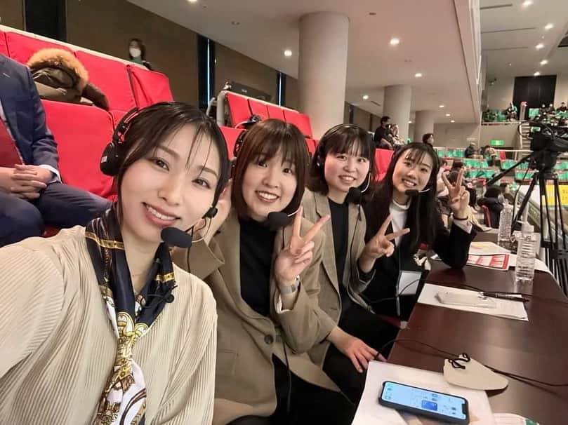 芥川愛加のインスタグラム：「・ JTマーヴェラスホームゲーム尼崎大会で 音声解説をやらせて頂きました🎙´‐ ・ 今回はMCに神戸麻衣さん、 解説にミサ、リサそして私で 参加させてもらいました☺️ 私以外の3人は初めてで最初は緊張していましたが 少しずつ慣れ皆で楽しく解説をすることが出来ました！ ・ そしてOGによるトークショーも行いました😊 みなさんと楽しい時間を一緒に過ごすことができて とてもいい思い出が出来ました！ 参加頂いた皆様本当にありがとうございました💚 ・ マーヴェラスは1勝1敗という結果でした。 今リーグ最後のホームゲームでしたが 沢山の方々に応援にきていただけて 選手たちの力になったと思います。 これからもマーヴェラスの応援 よろしくお願いします💚 ・ ・ #JTマーヴェラス #ホームゲーム #音声解説 #JTOG #ありがとうございました」